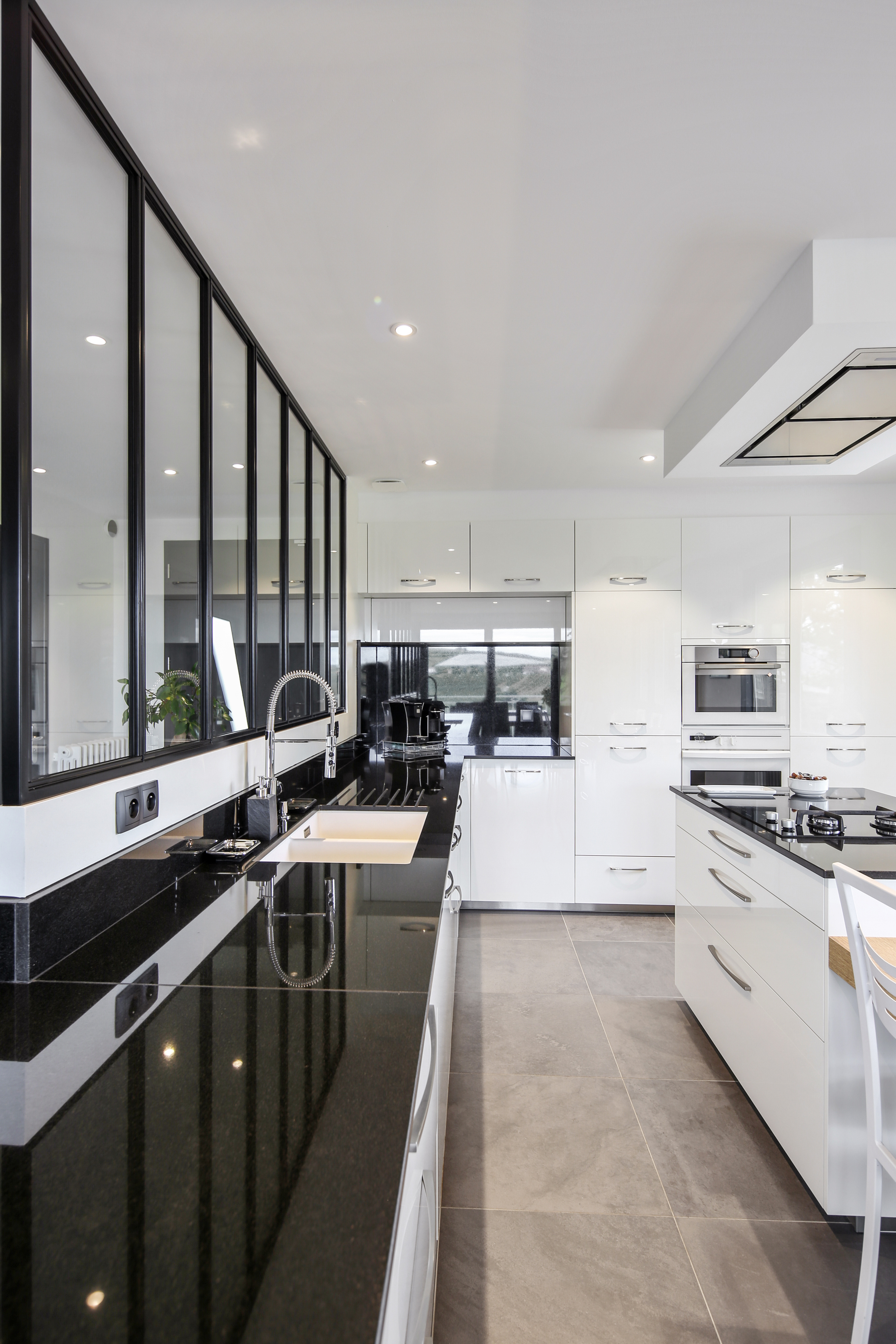 cuisine-moderne-ilot-blanche-noire-perene-saint-martin-en-haut-6_1