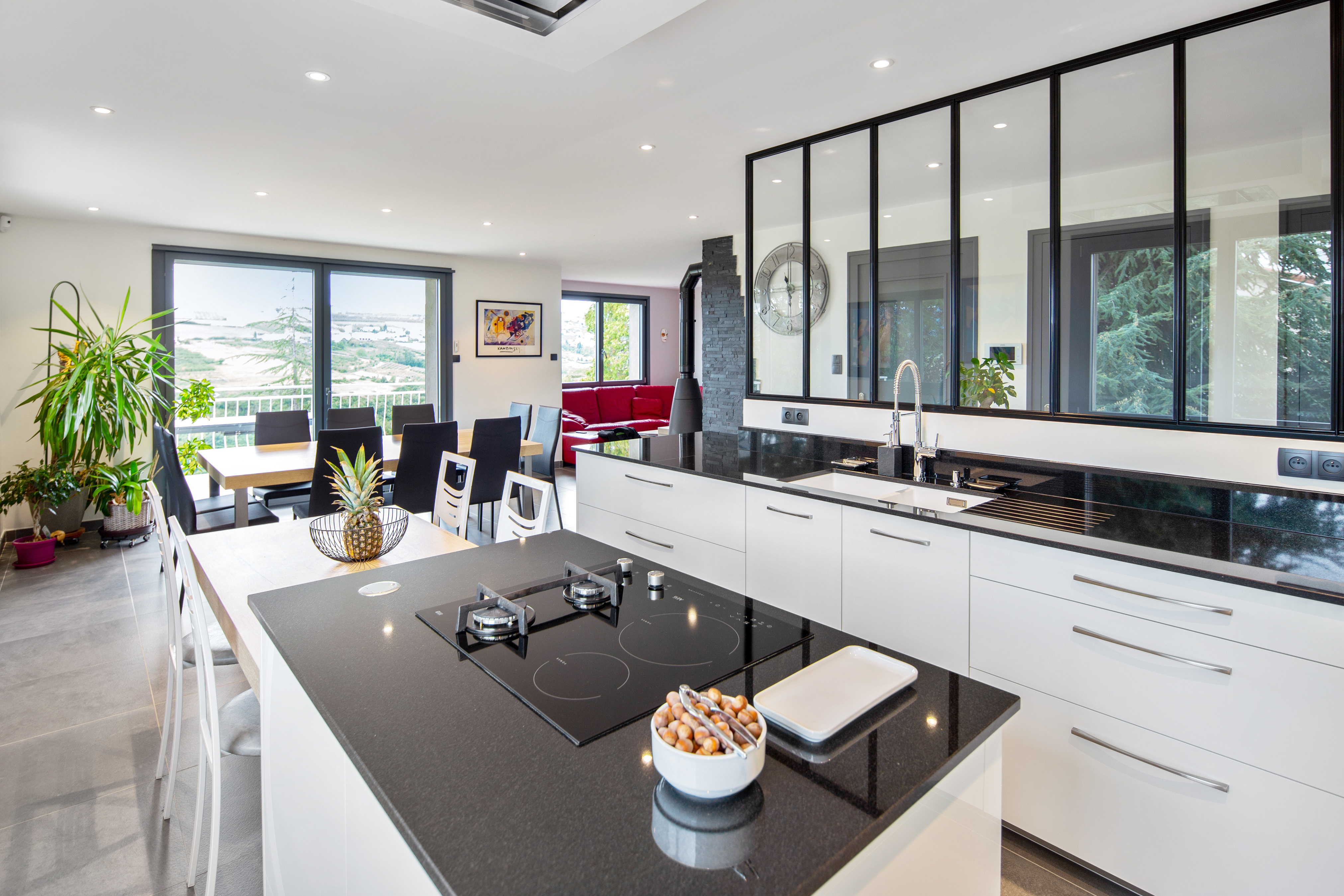 cuisine-moderne-ilot-blanche-noire-perene-saint-martin-en-haut-5_1