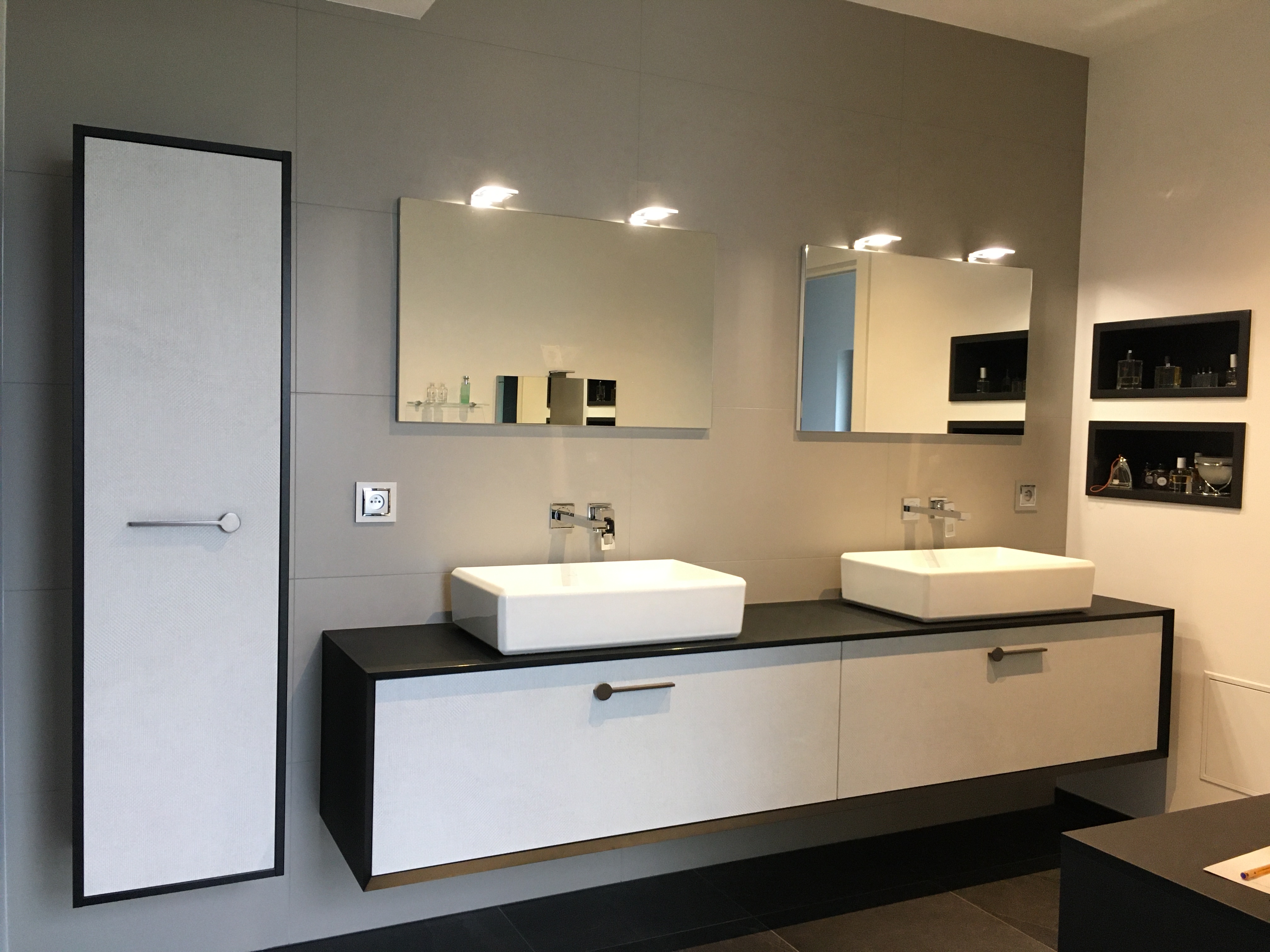 Meuble%20salle-de-bains%20moderne%20gris%20et%20noir