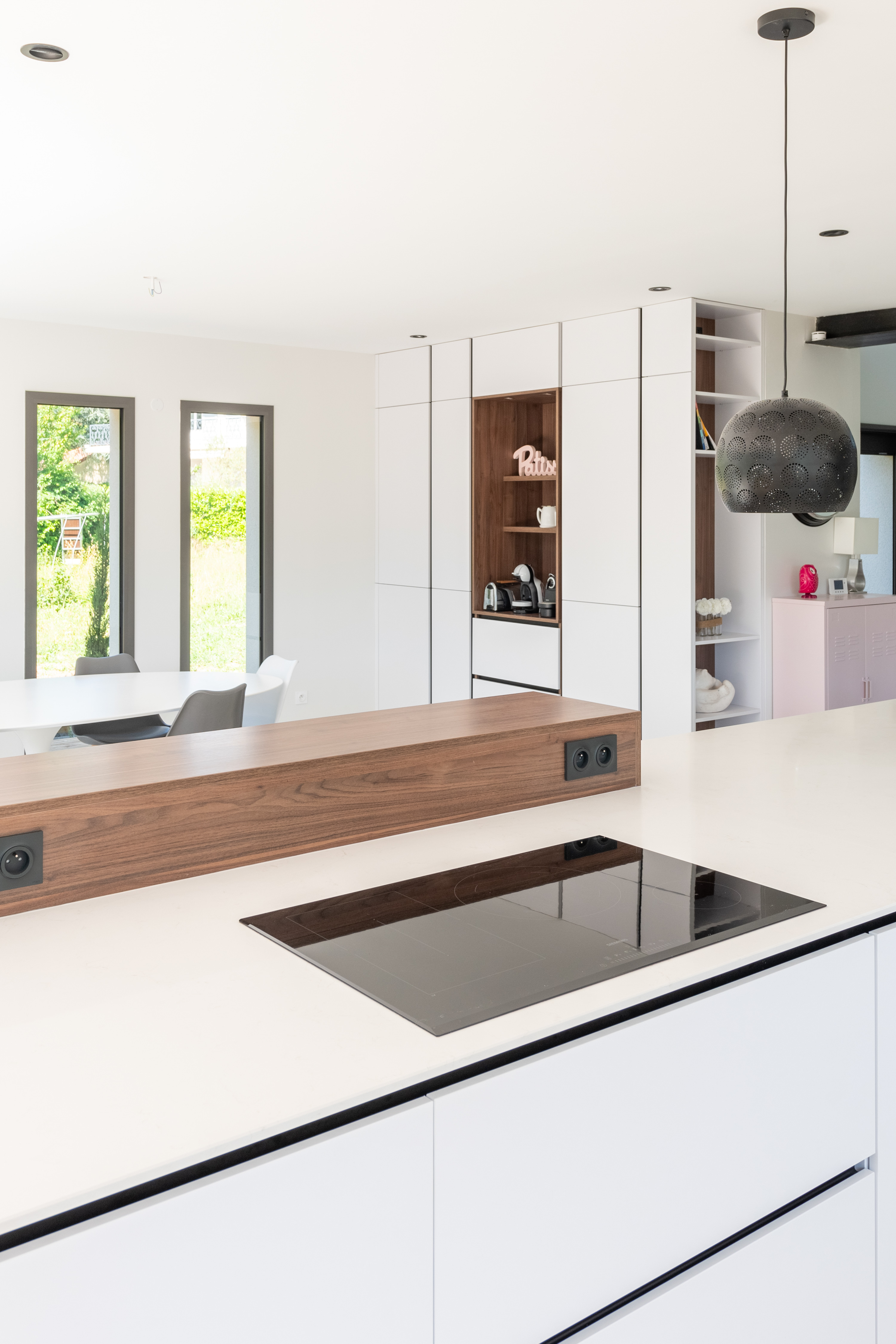 V%20vue%20d%C3%A9tail%20noyer%20ilot%20et%20plaque_0