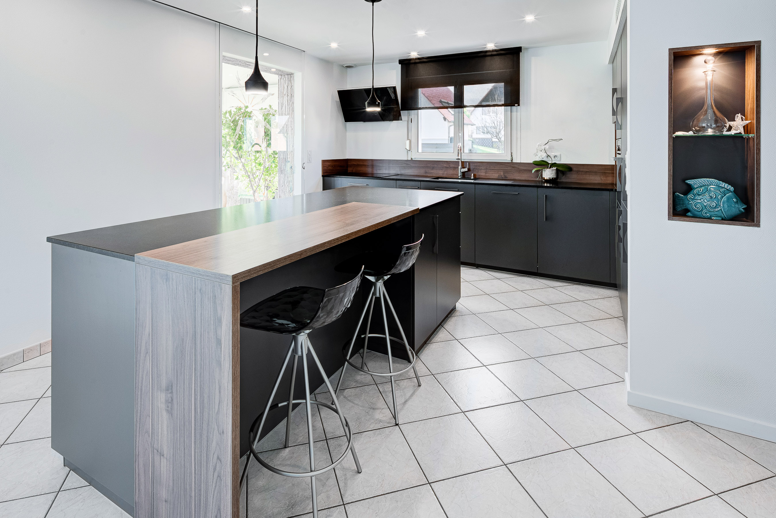 %C3%AFlot%20noir%20et%20bois%2C%20niche%20encastr%C3%A9e%20BD%2019_0