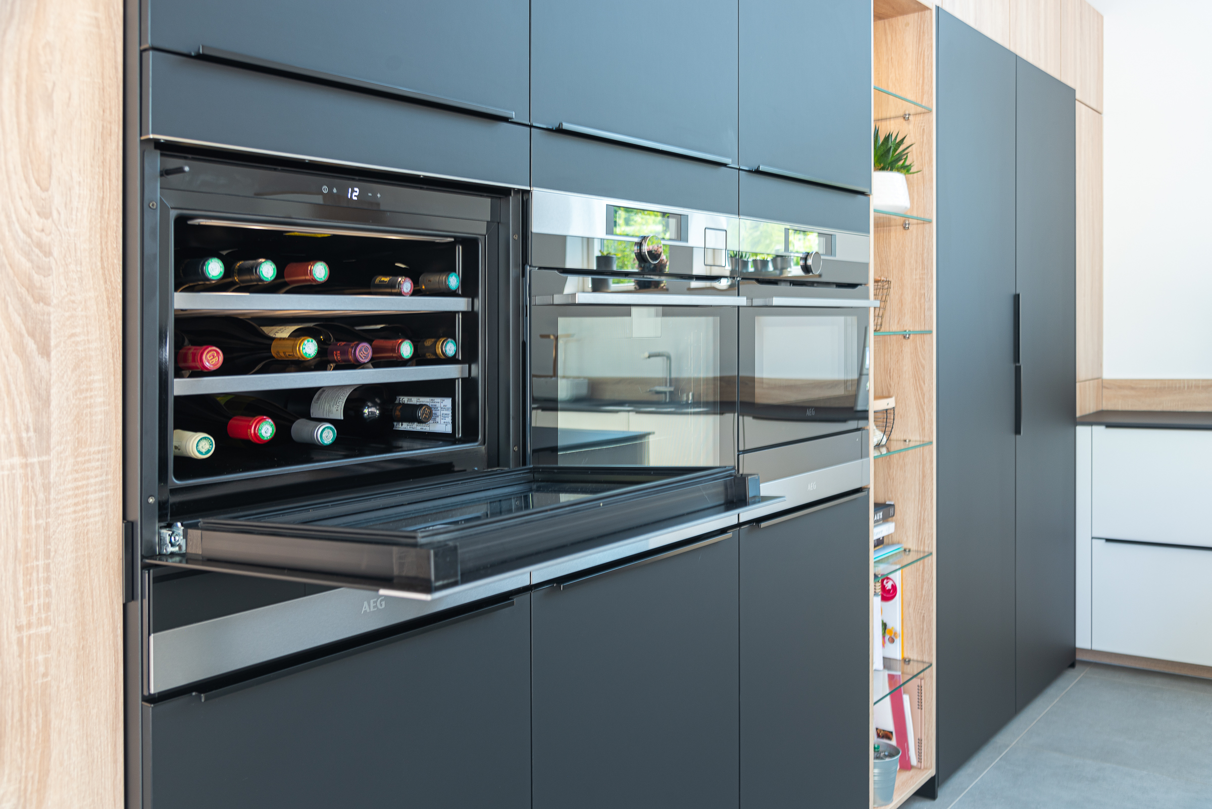 Mur%20d%27armoire%20noir%20cave-%C3%A0-vin%20BD