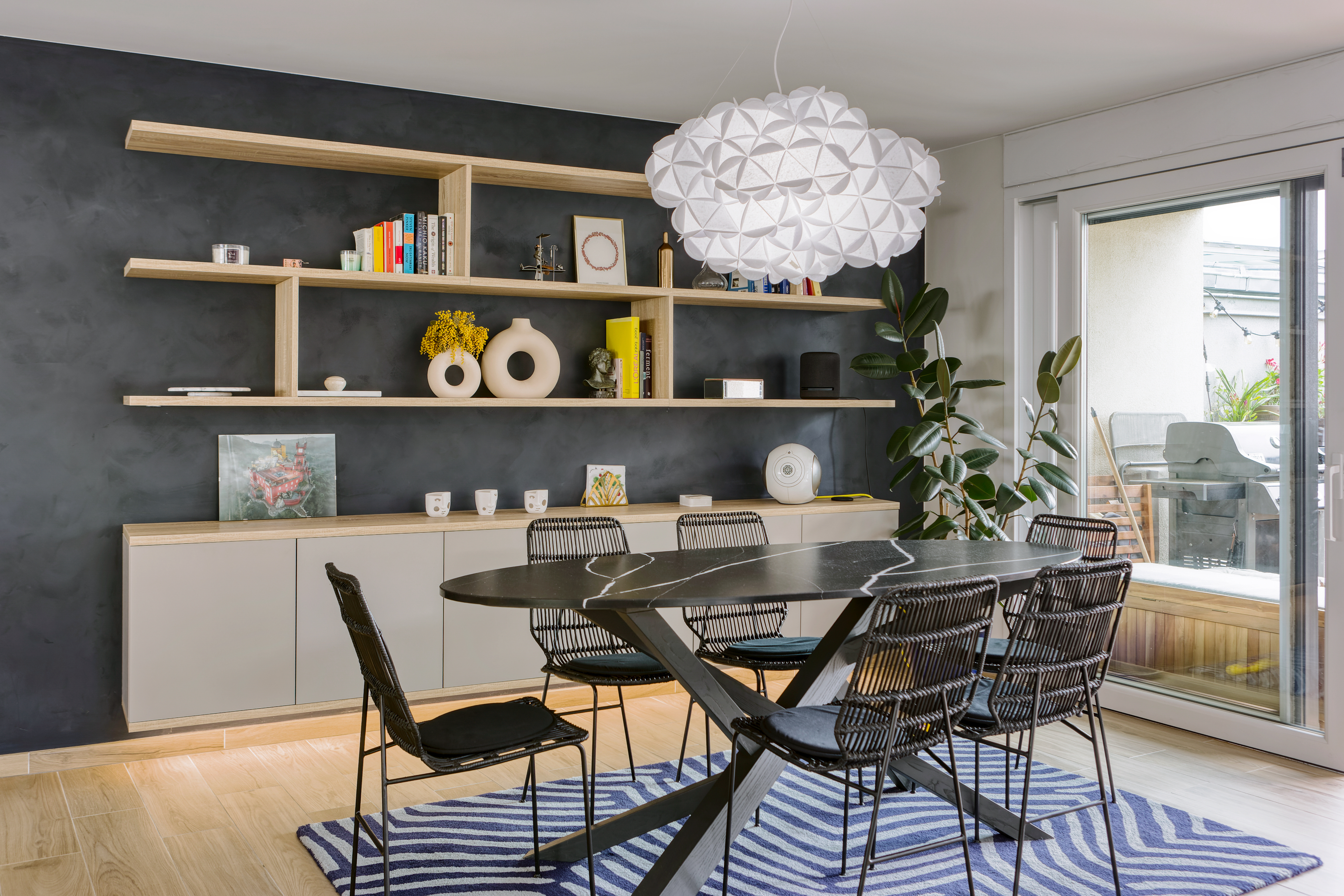 agencement-interieur-perene-boulogne-billancourt-biblioth%C3%A8que-%20bois-gris-table-sejour-sallon