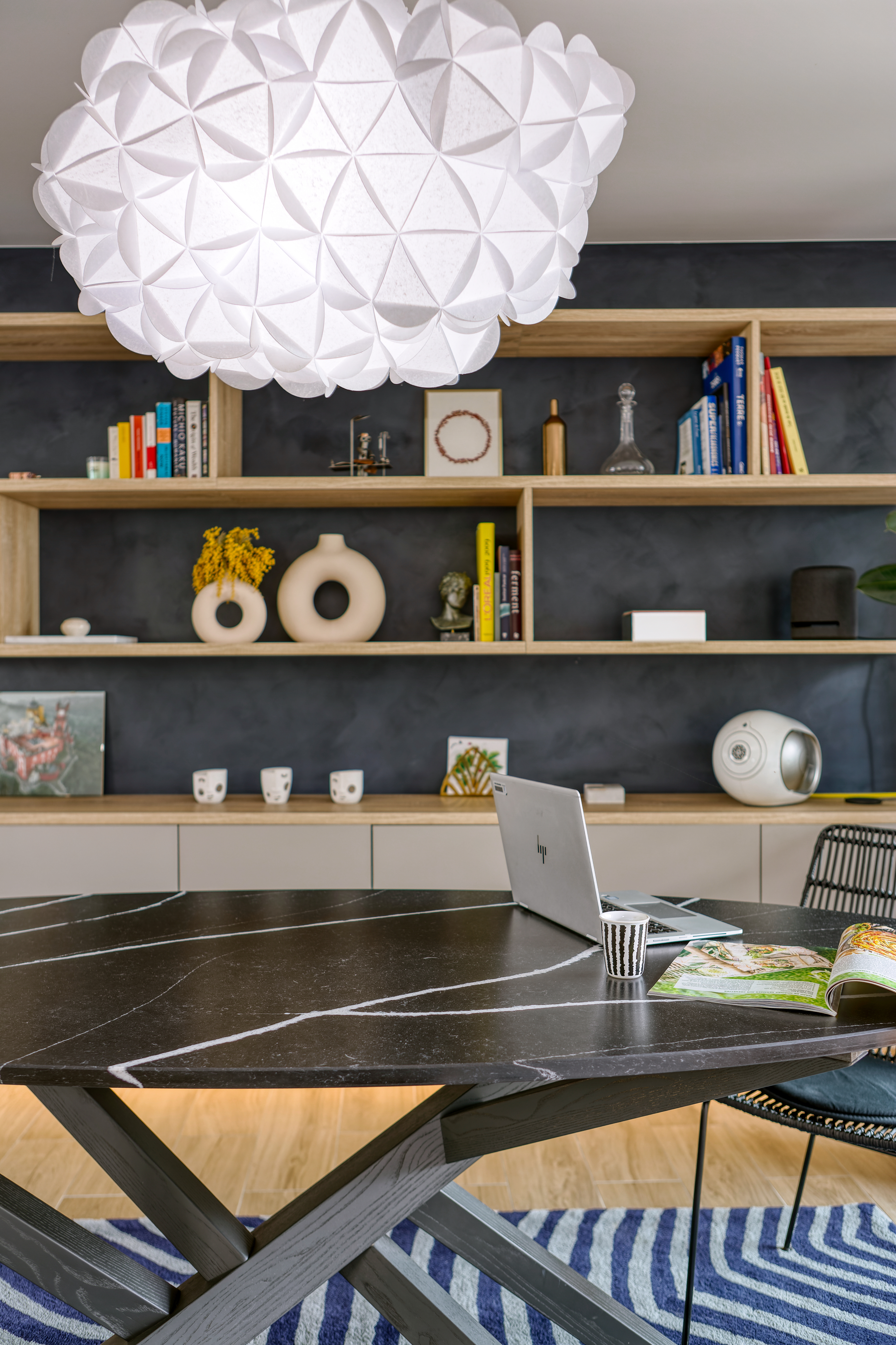 agencement-interieur-perene-boulogne-billancourt-biblioth%C3%A8que-%20bois-gris-table-sejour-sallon%20%282%29