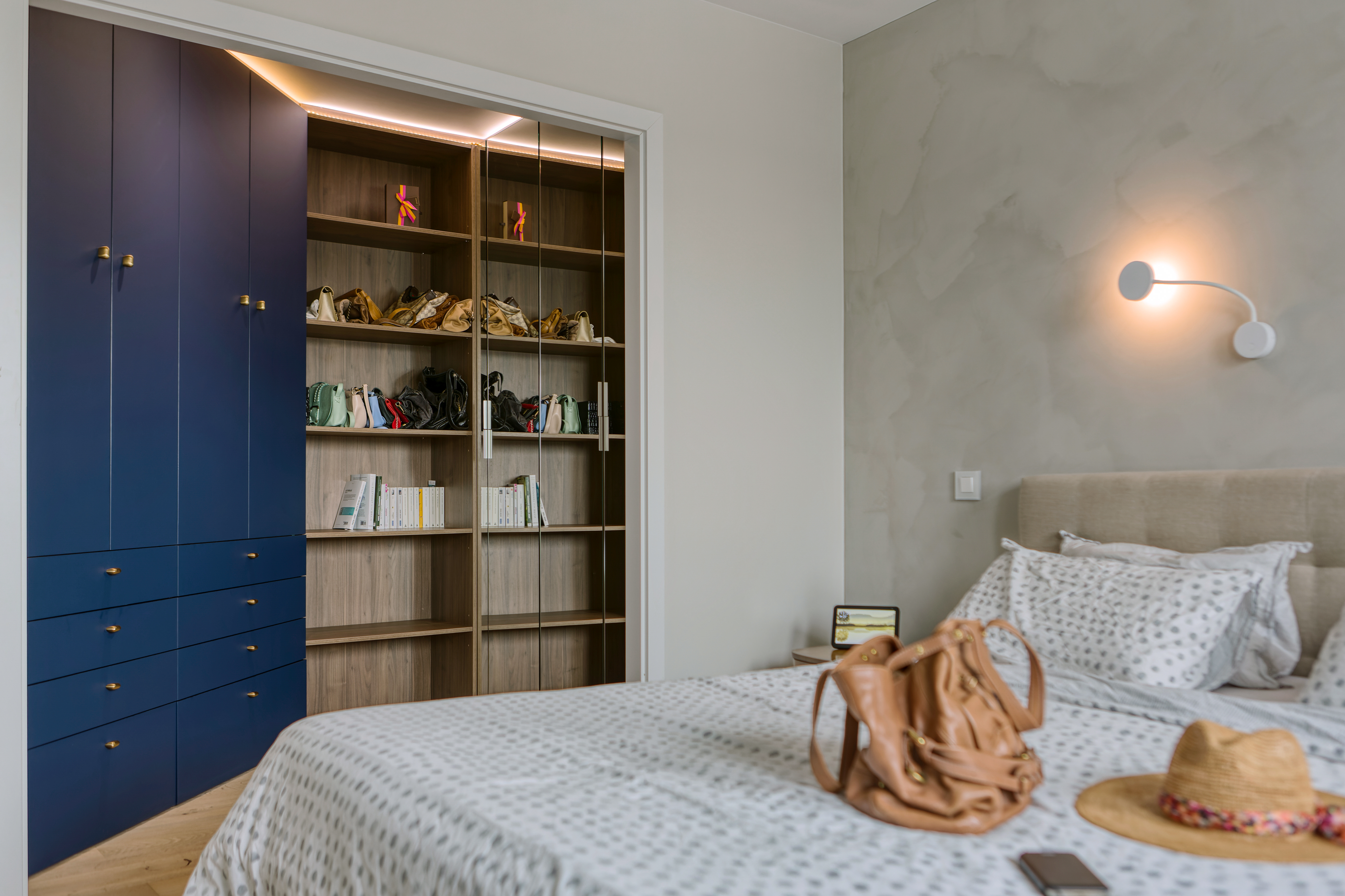 agencement-interieur-perene-boulogne-billancourt-dressing-fenix-blue-bleu-bois-noyer%20%282%29