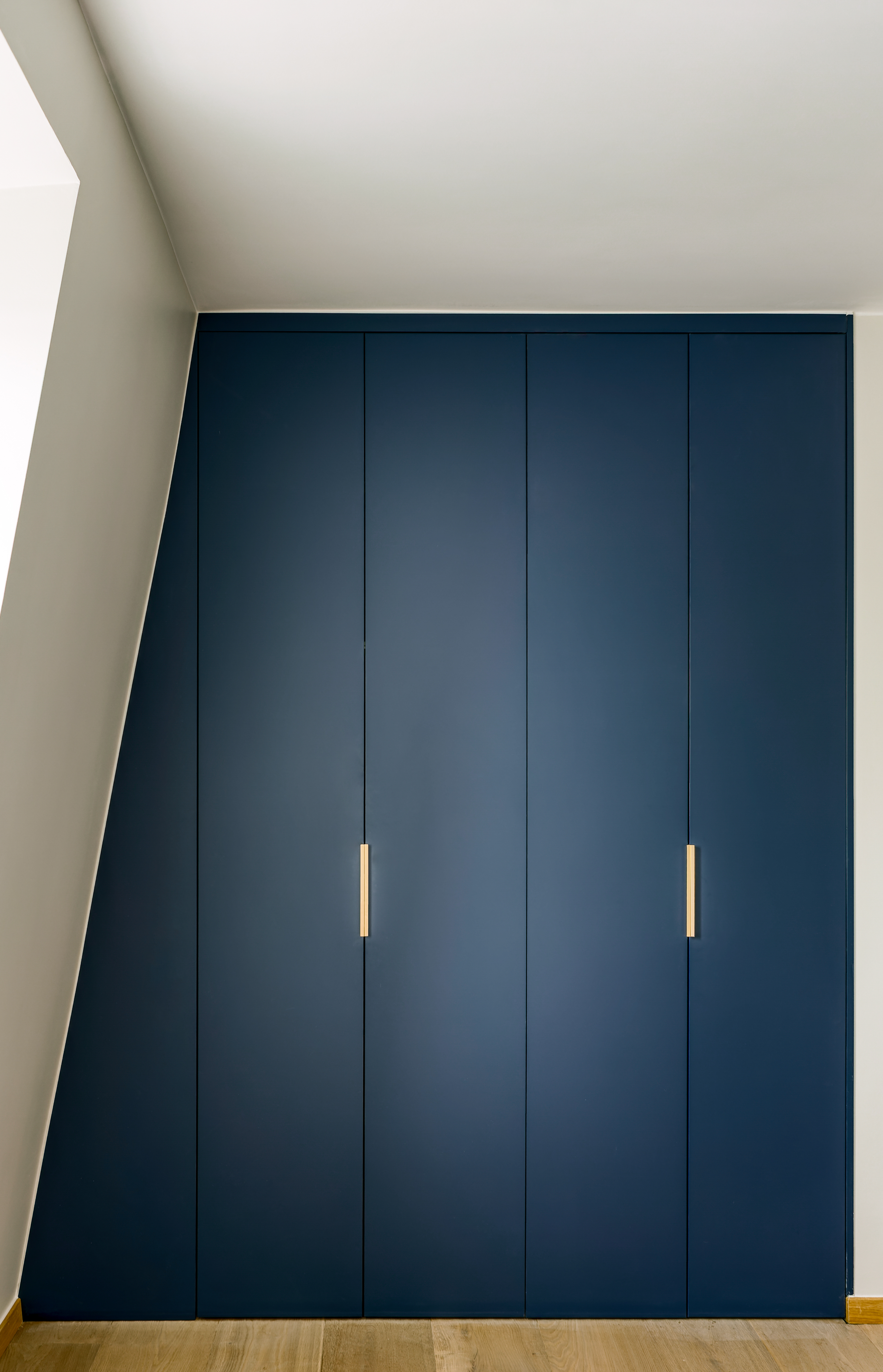 agencement-interieur-perene-boulogne-billancourt-dressing-fenix-blue-bleu-bois-noyer