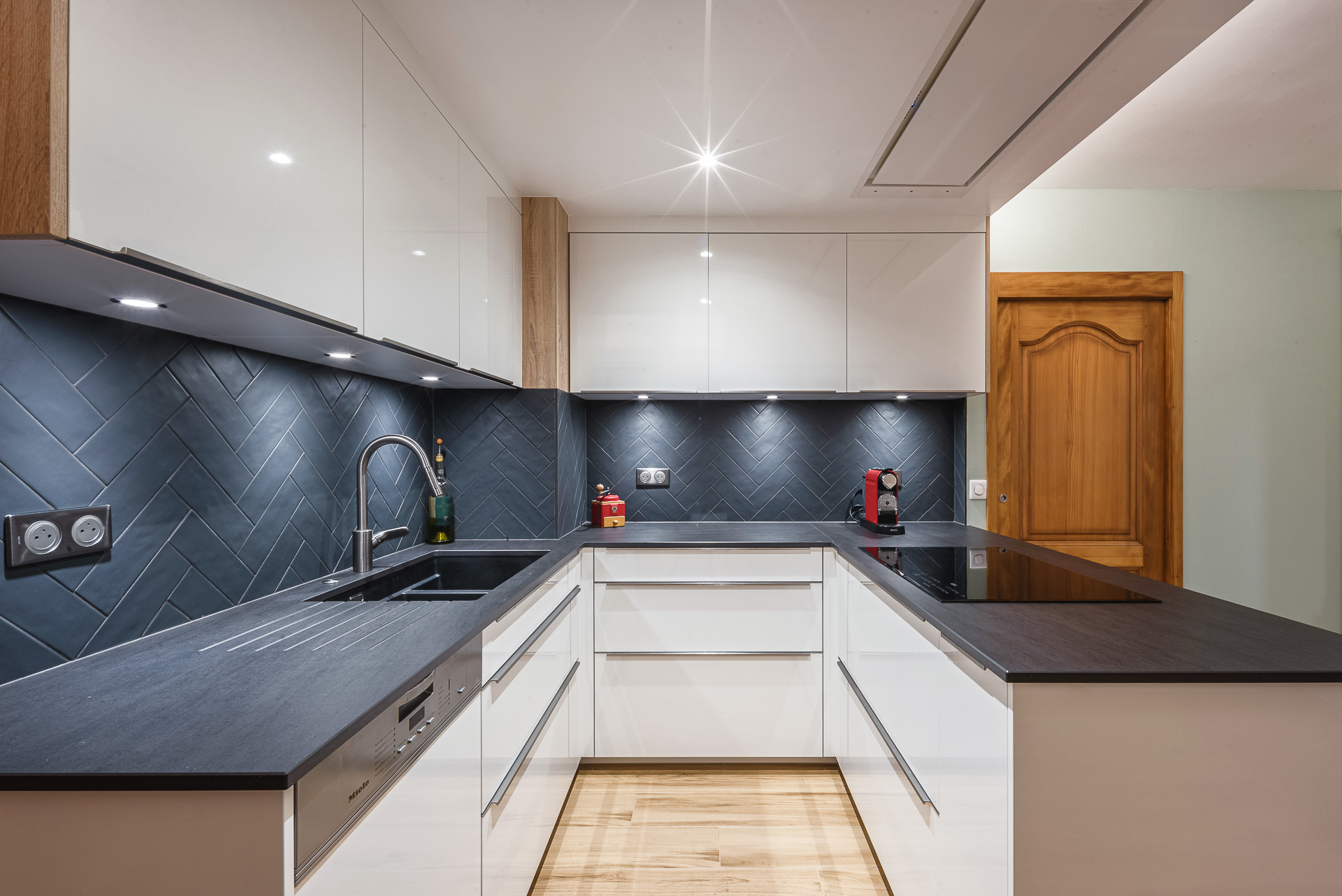 Cuisine%20blanc%20et%20bois%203%20plan%20noir%20chevrons%20noirs