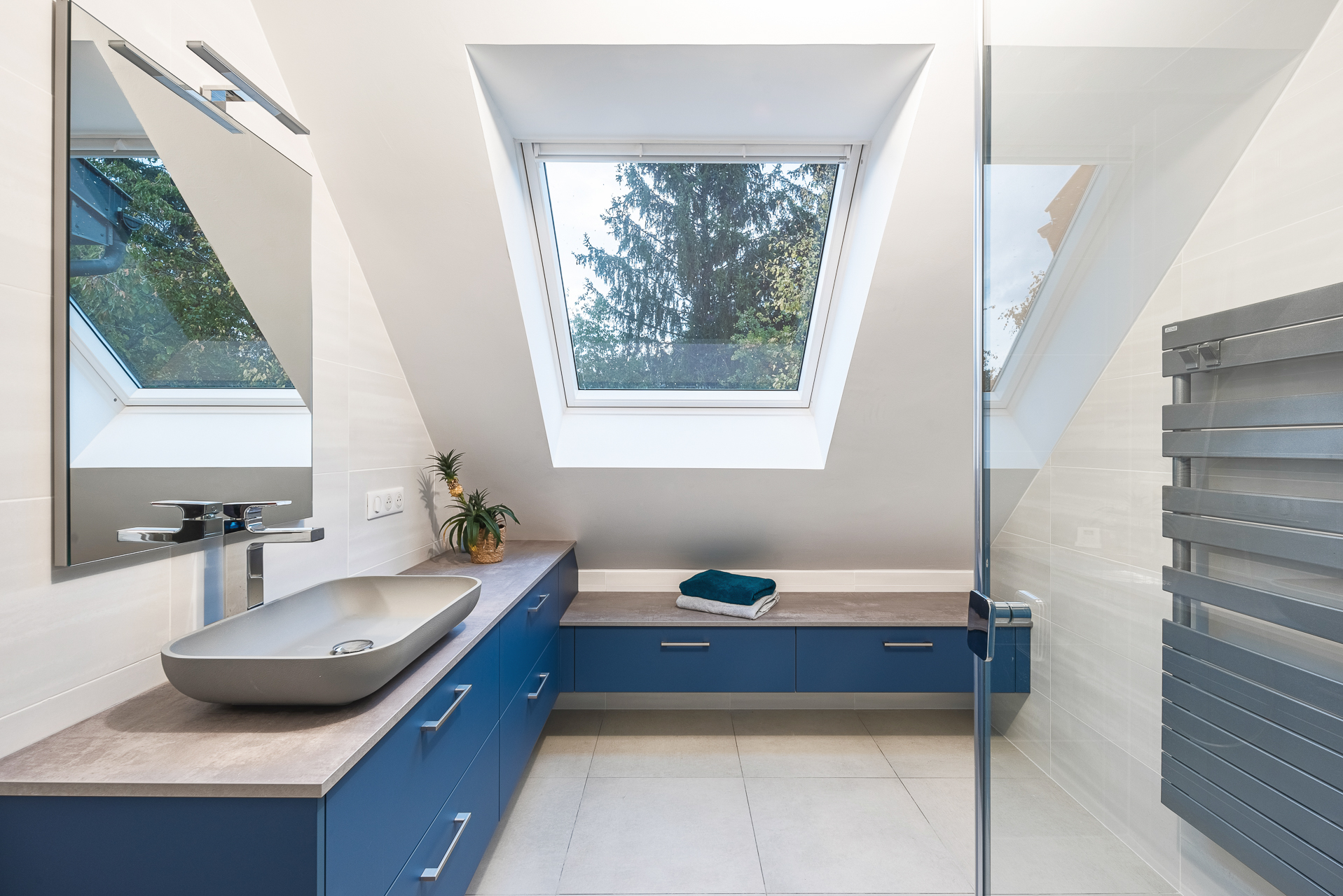 Salle-de-bains%20bleu%20et%20b%C3%A9ton