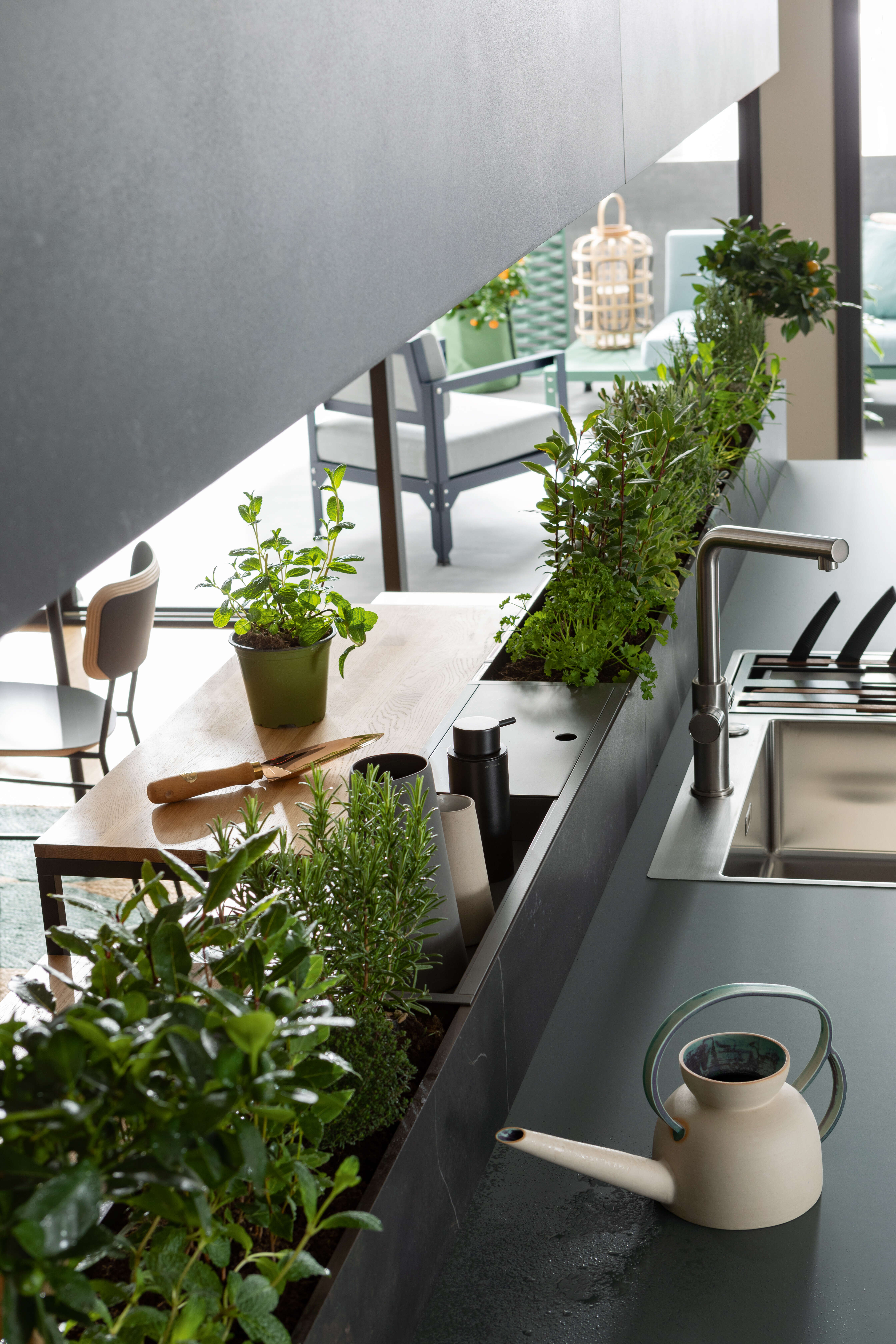 cuisine-ilot-central-jardiniere-perene