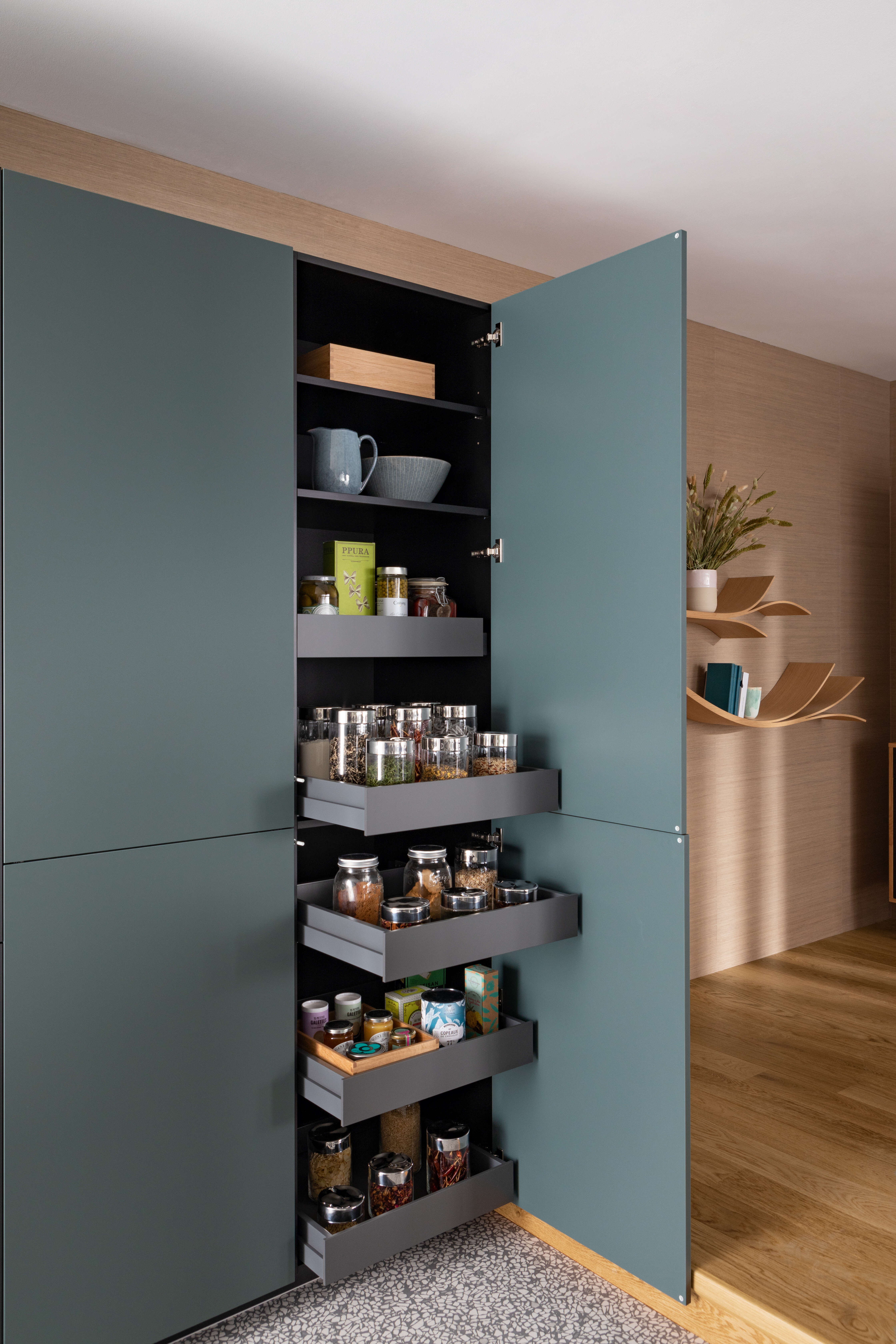 armoire-cuisine-facades-finition-vert-perene