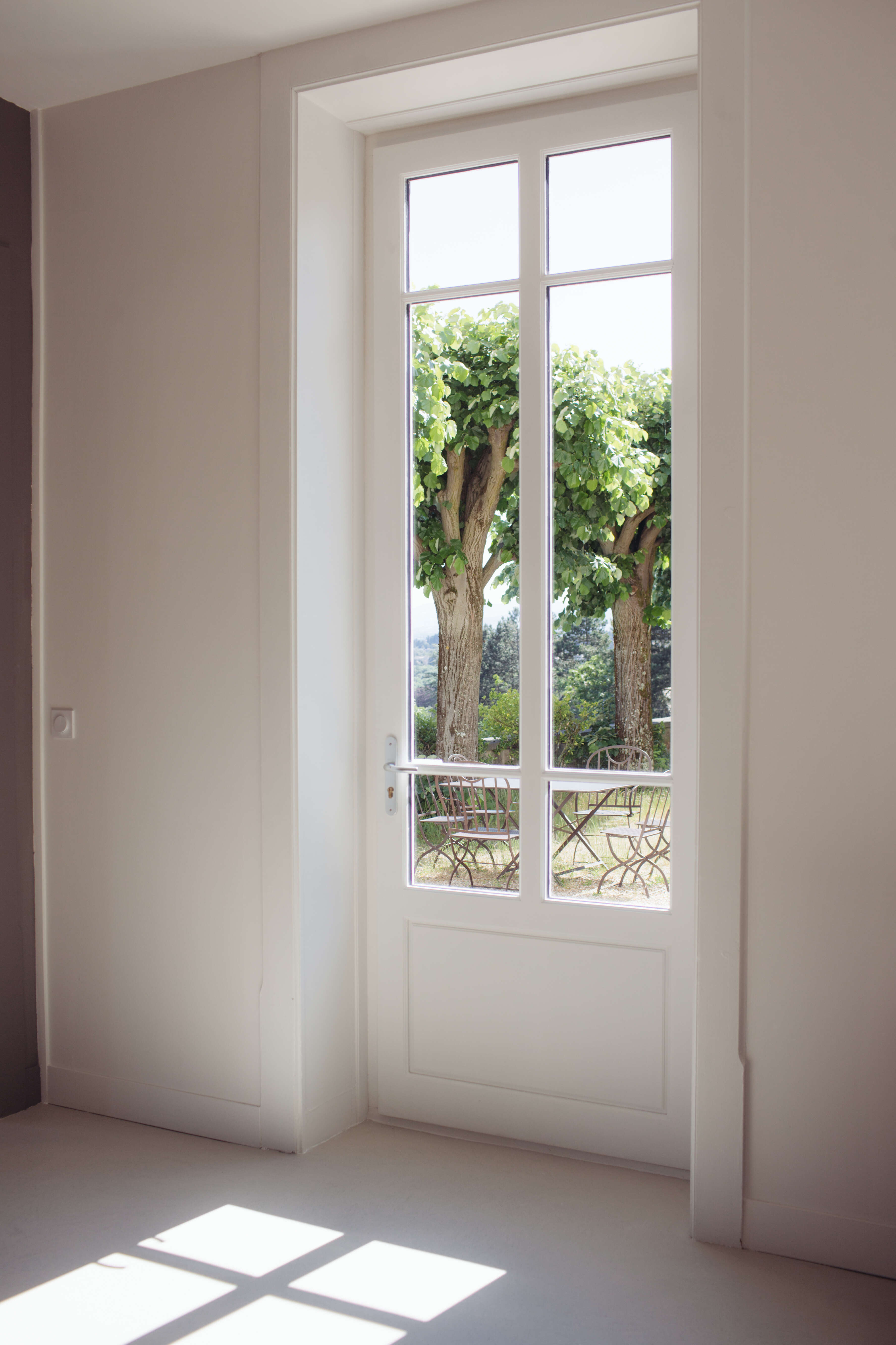 salon-vue-sur-exterieur-maison-bourgeoise-perene