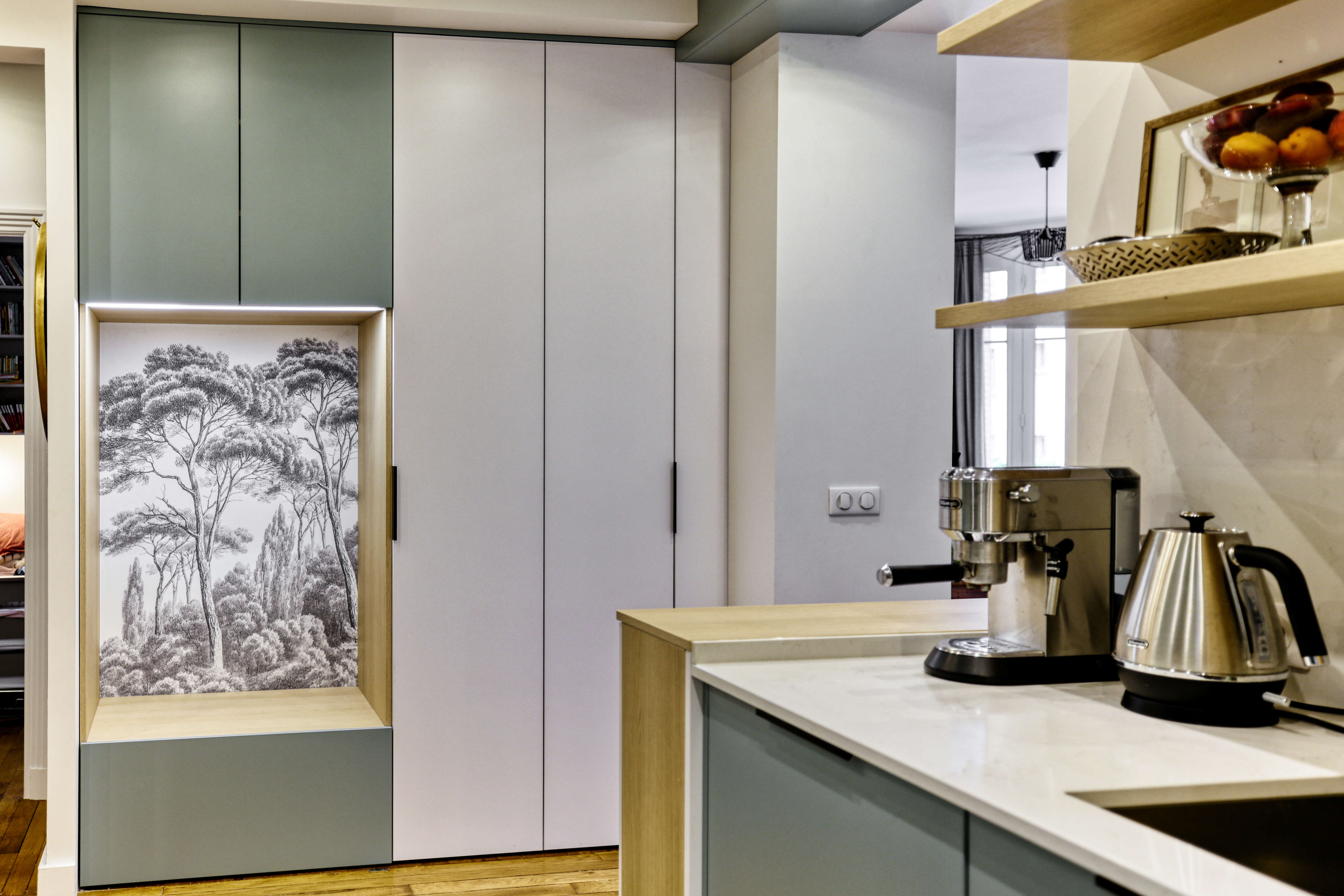 Papier peint dans la niche de l'entrée