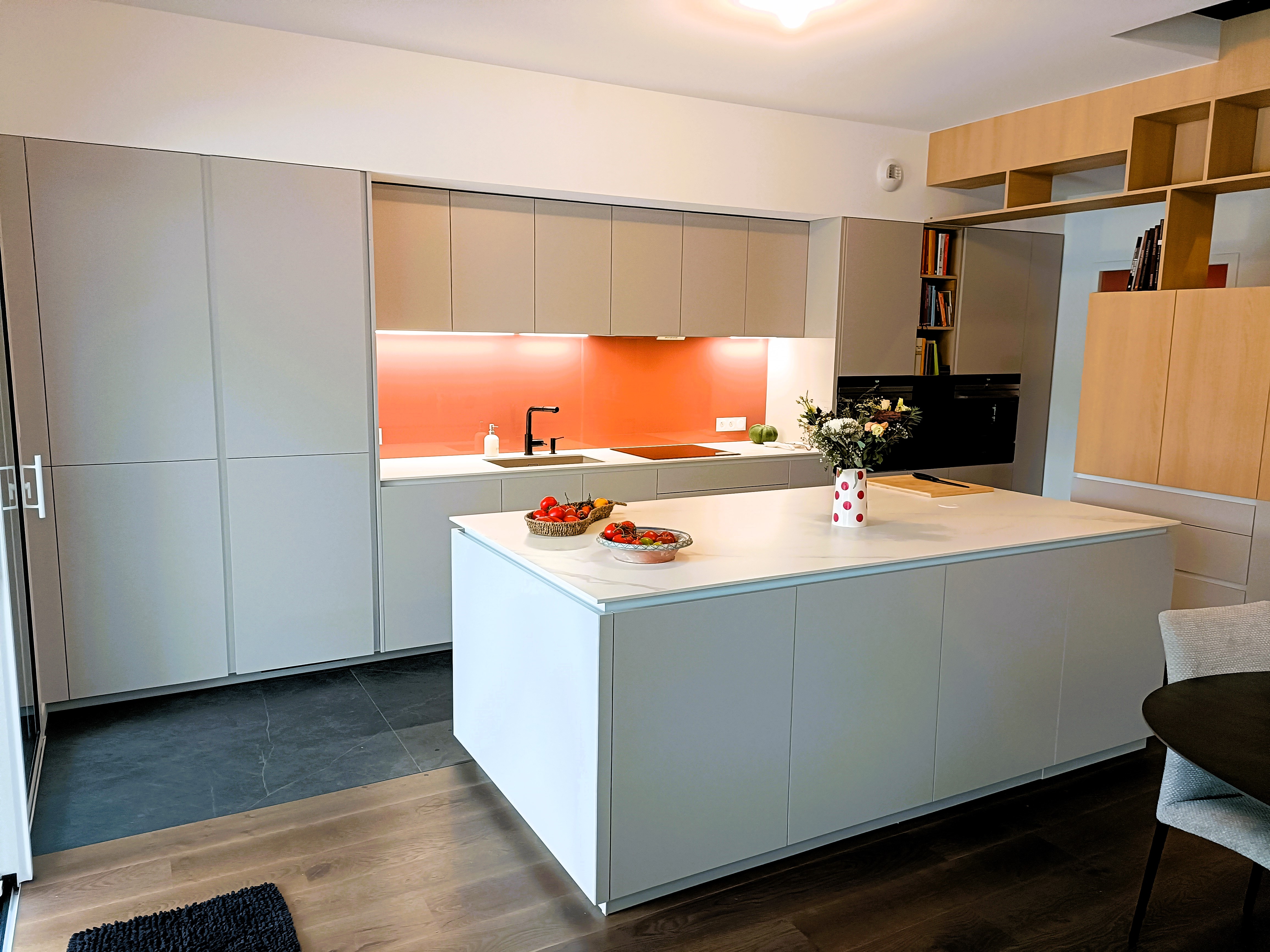 2 Bibliothèque avec vue cuisine 2