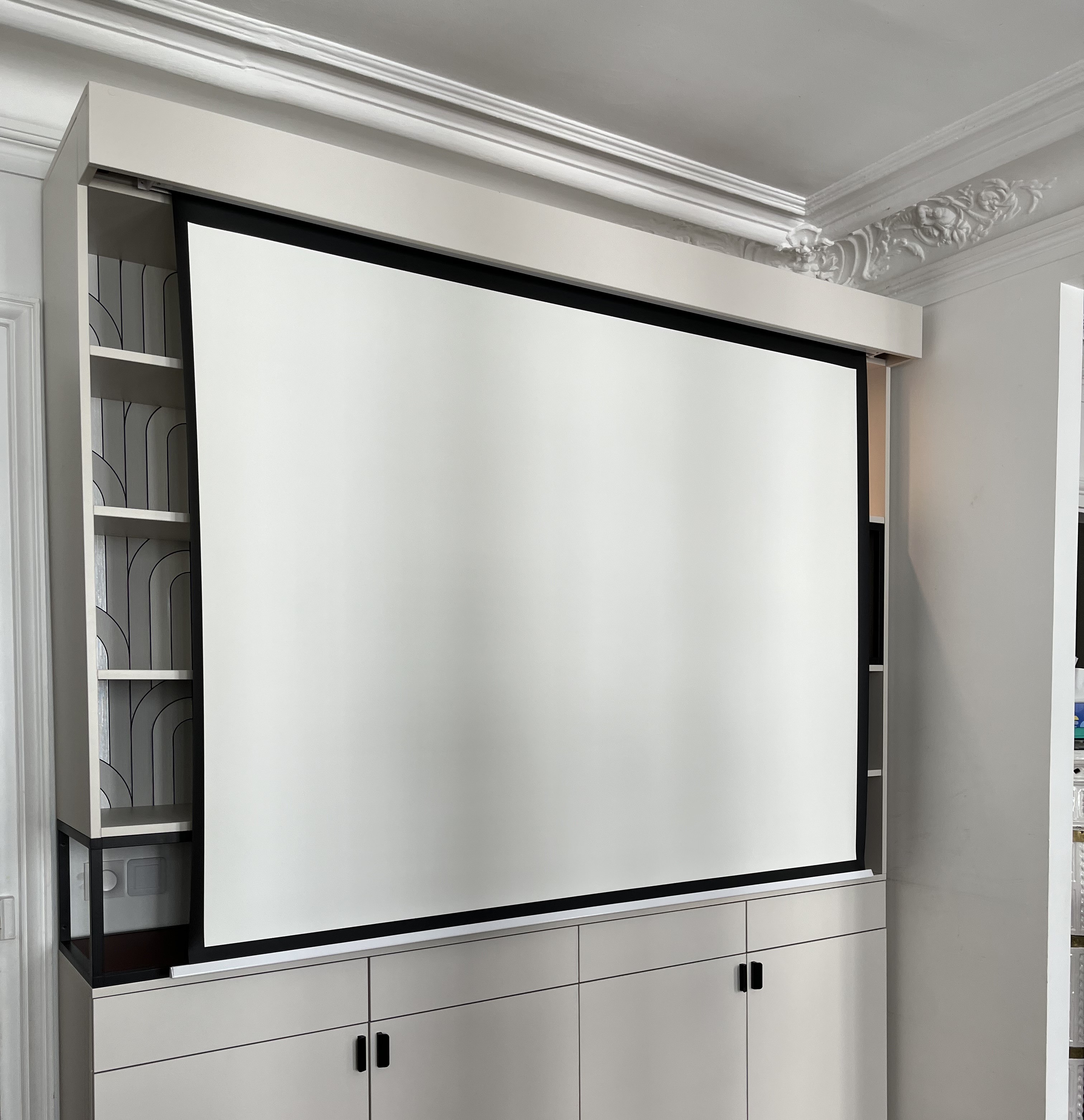 Bibliothèque sur mesure avec écran intégré-2