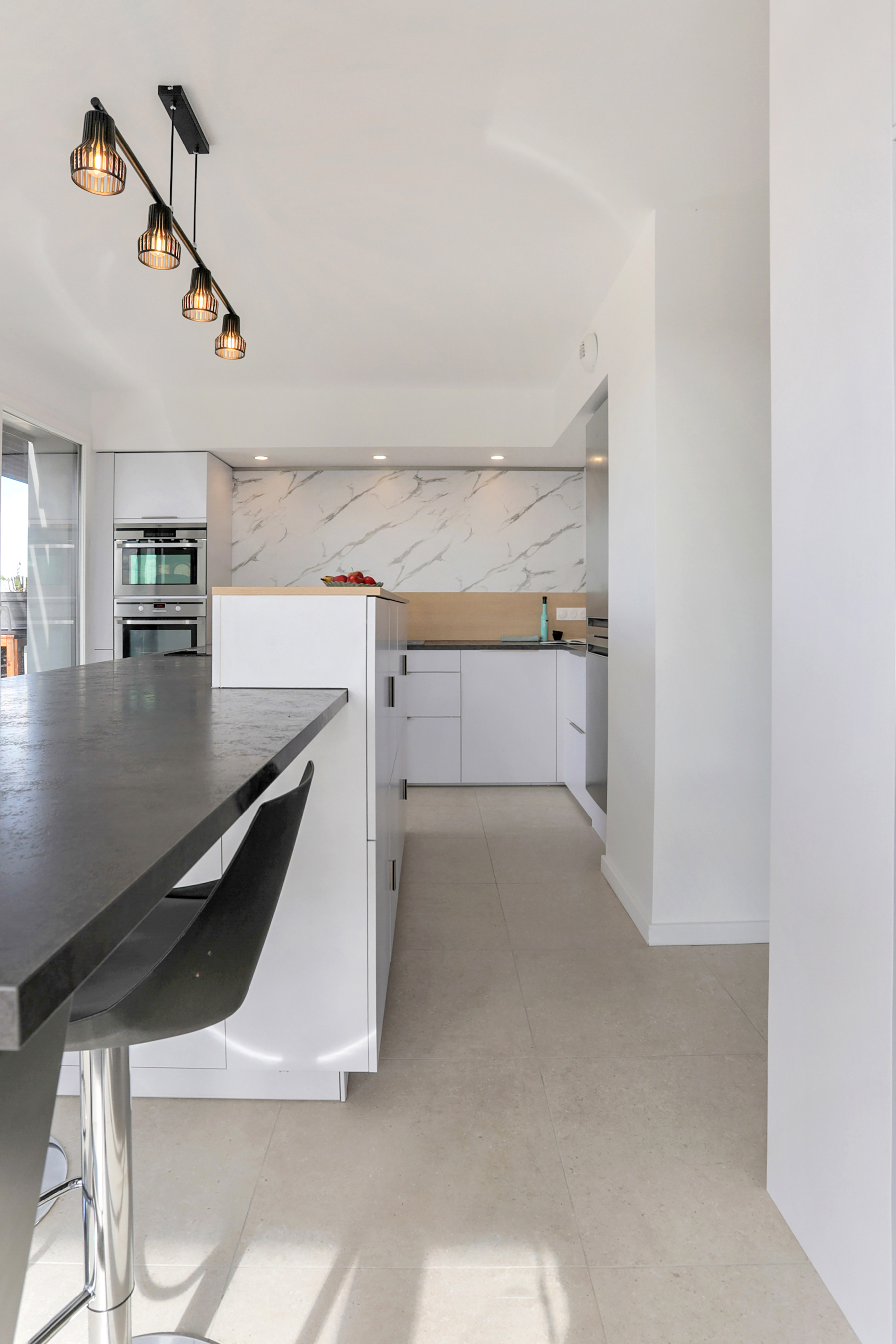 Cuisine-ilot-marbre-Perene-Amiens