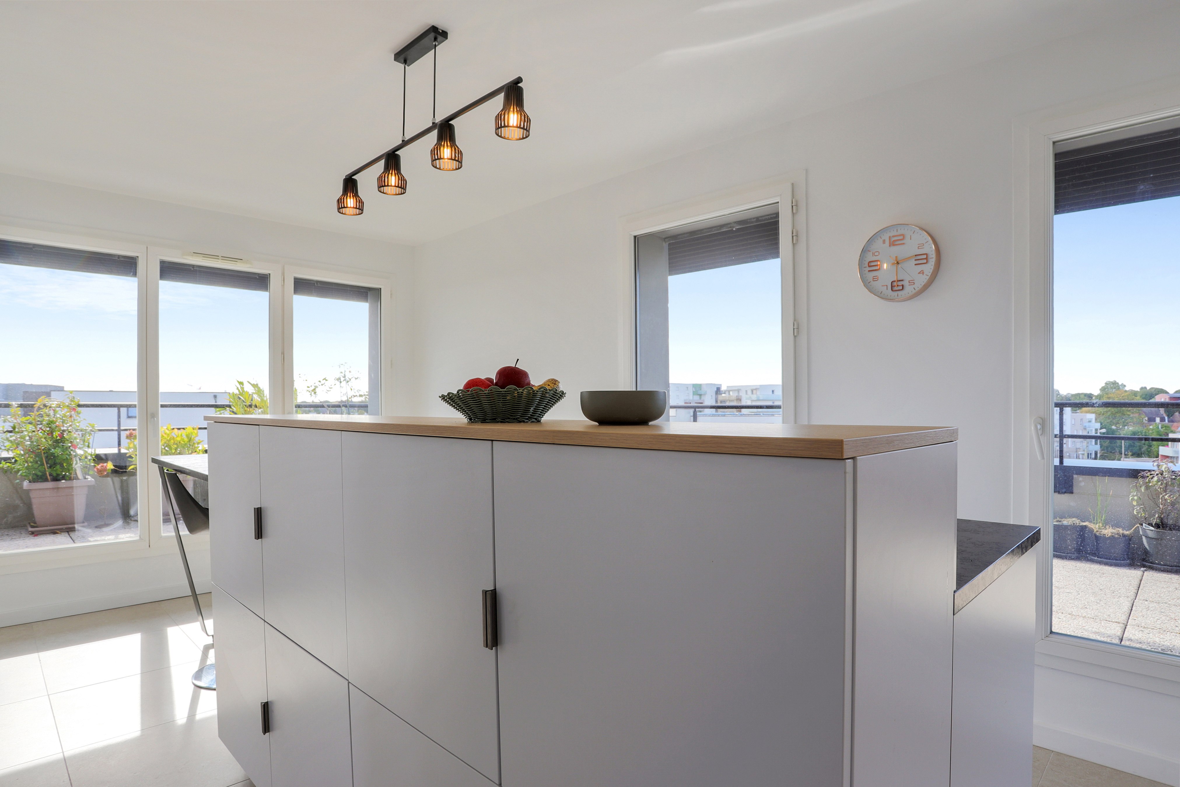 Cuisine-ilot-blanche-marbre-Perene-Amiens