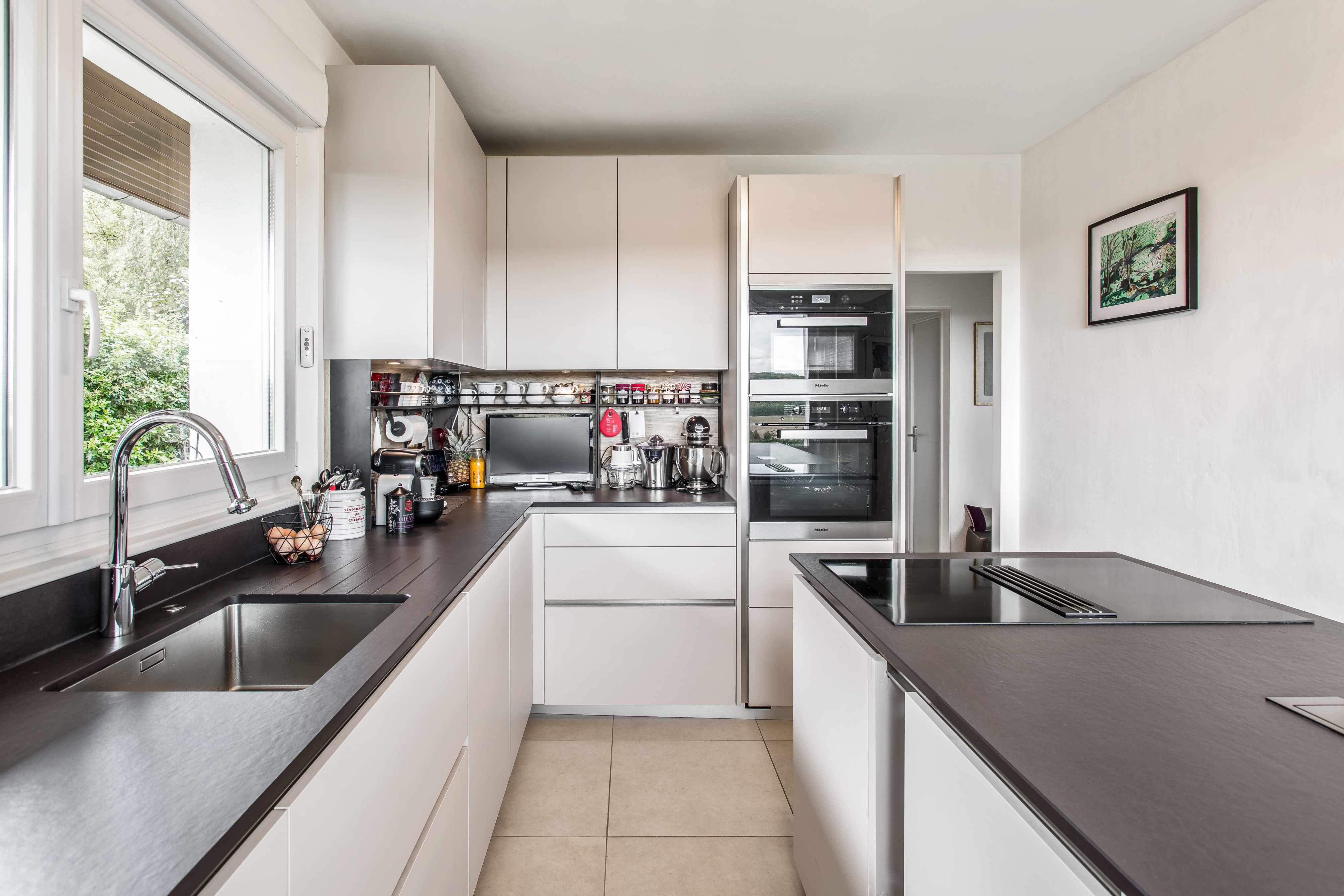 Cuisine-equipee-blanche-noire-Perene-Amiens