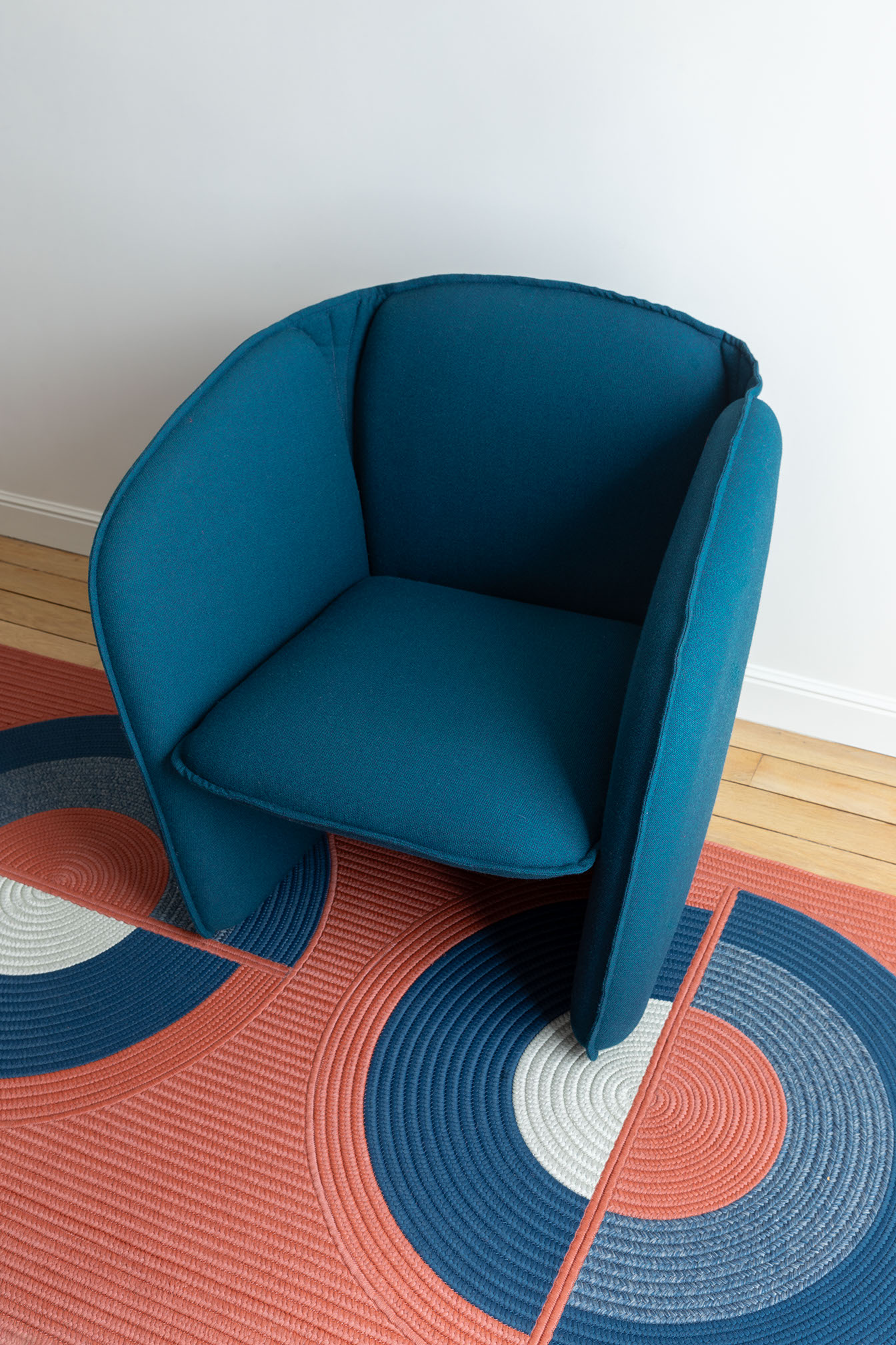 Perene-decoration-tapis-toulemonde-bochart-fauteuil-petite-friture