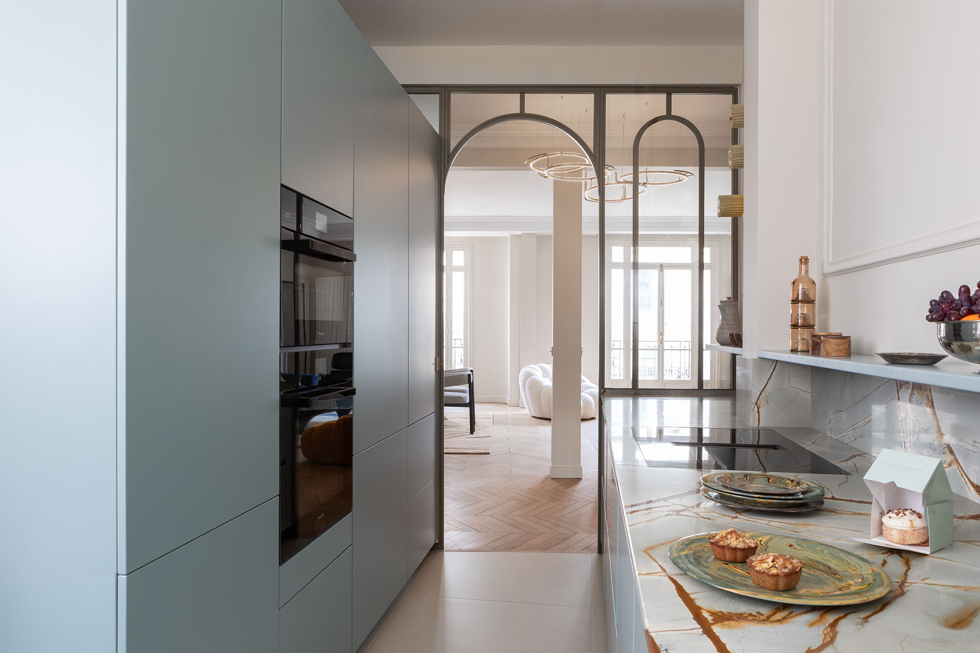 Cuisine-sur-mesure-avec-verriere