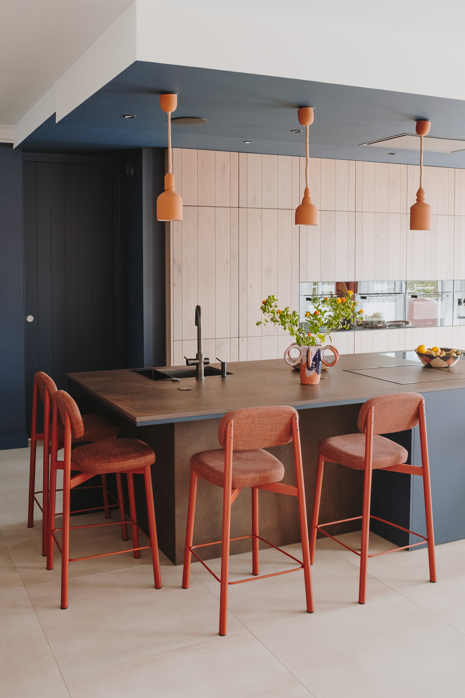 Cuisine-Perene-bois-bleu-touches-oranges