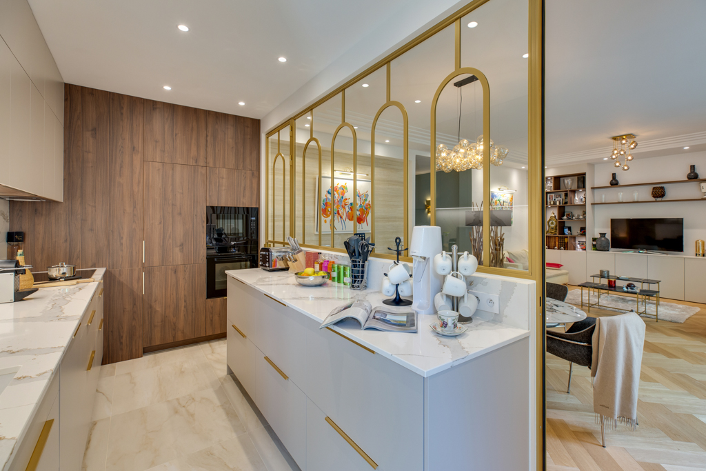 Dans la cuisine, on retrouve tout l'esprit chic et doré de l'appartement