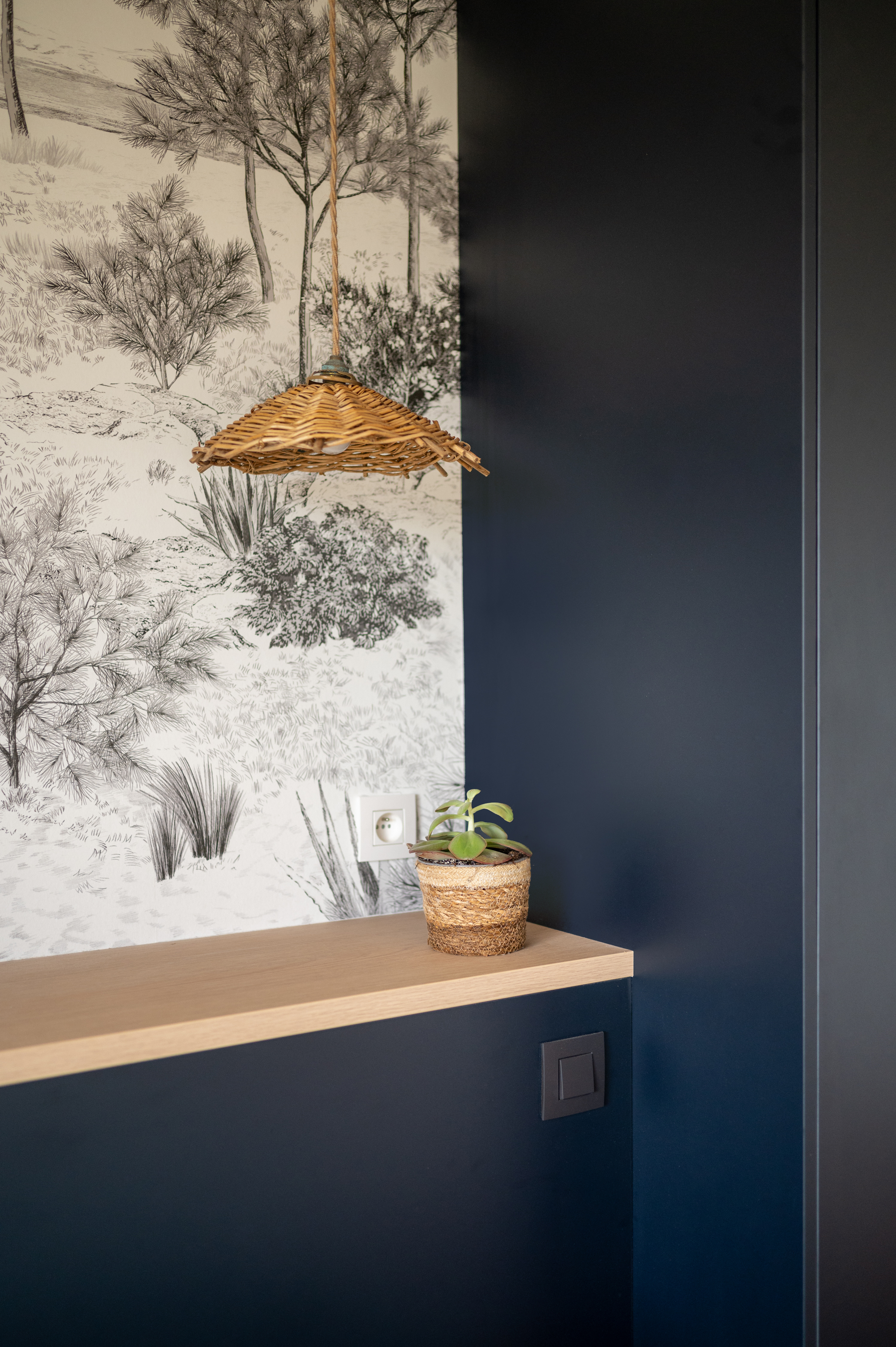 Detail-papier-peint-fleur-luminaire-chambre-perene-limoges