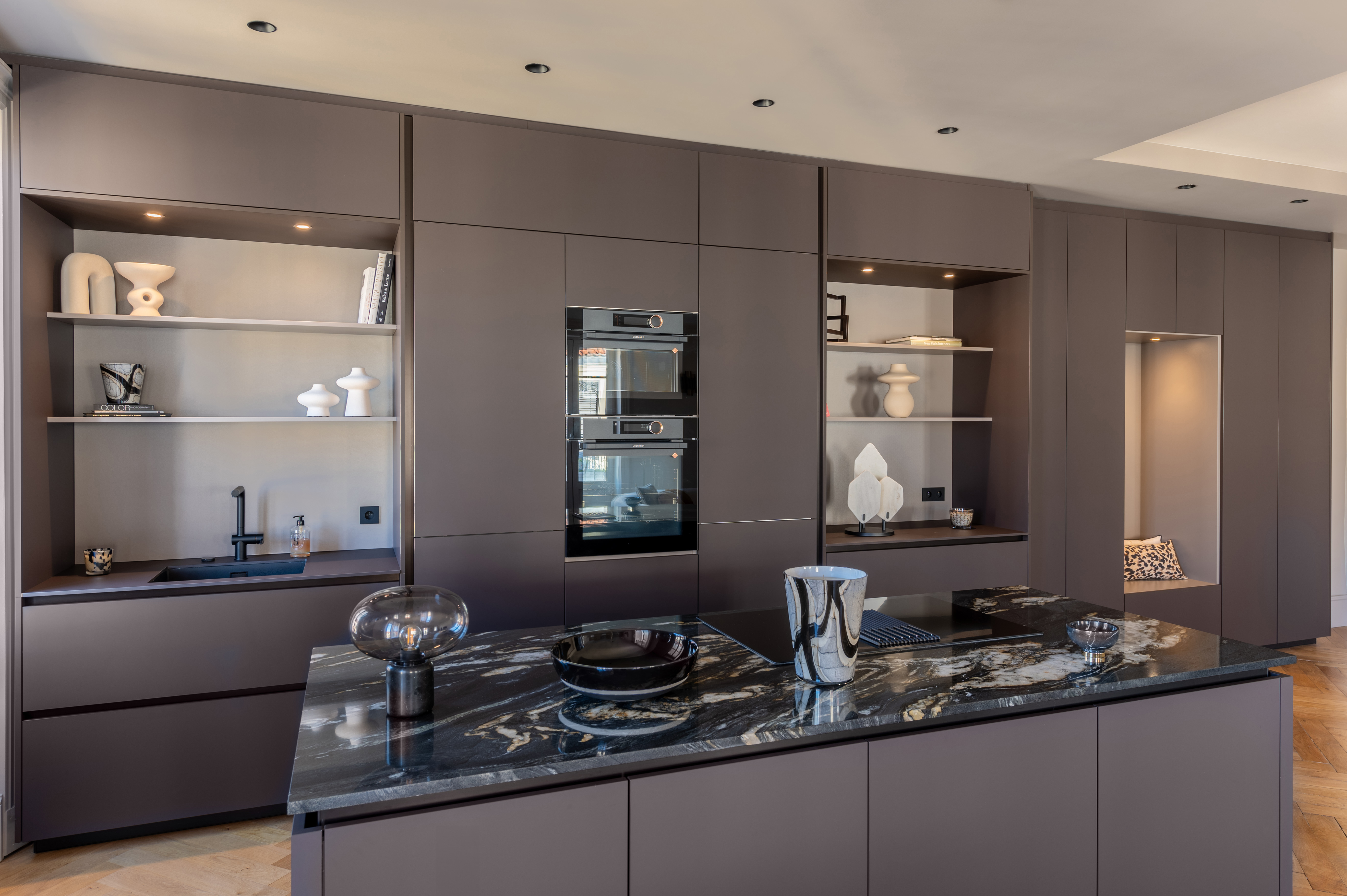 Cuisine-ilot-marbre-noir-perene-limoges