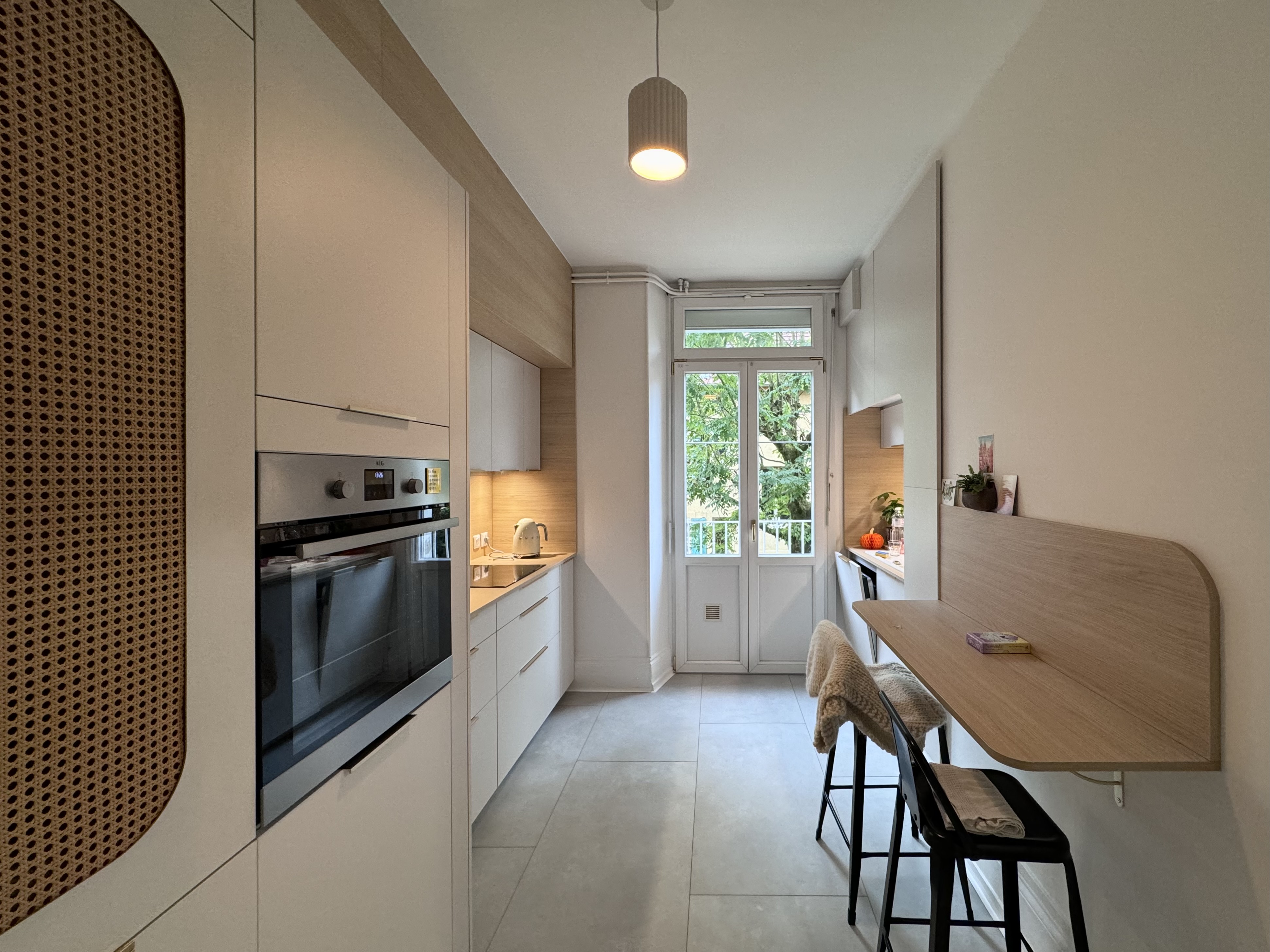 cuisine-blanche-bois-cannage-sur-mesure-perene-belfort-4