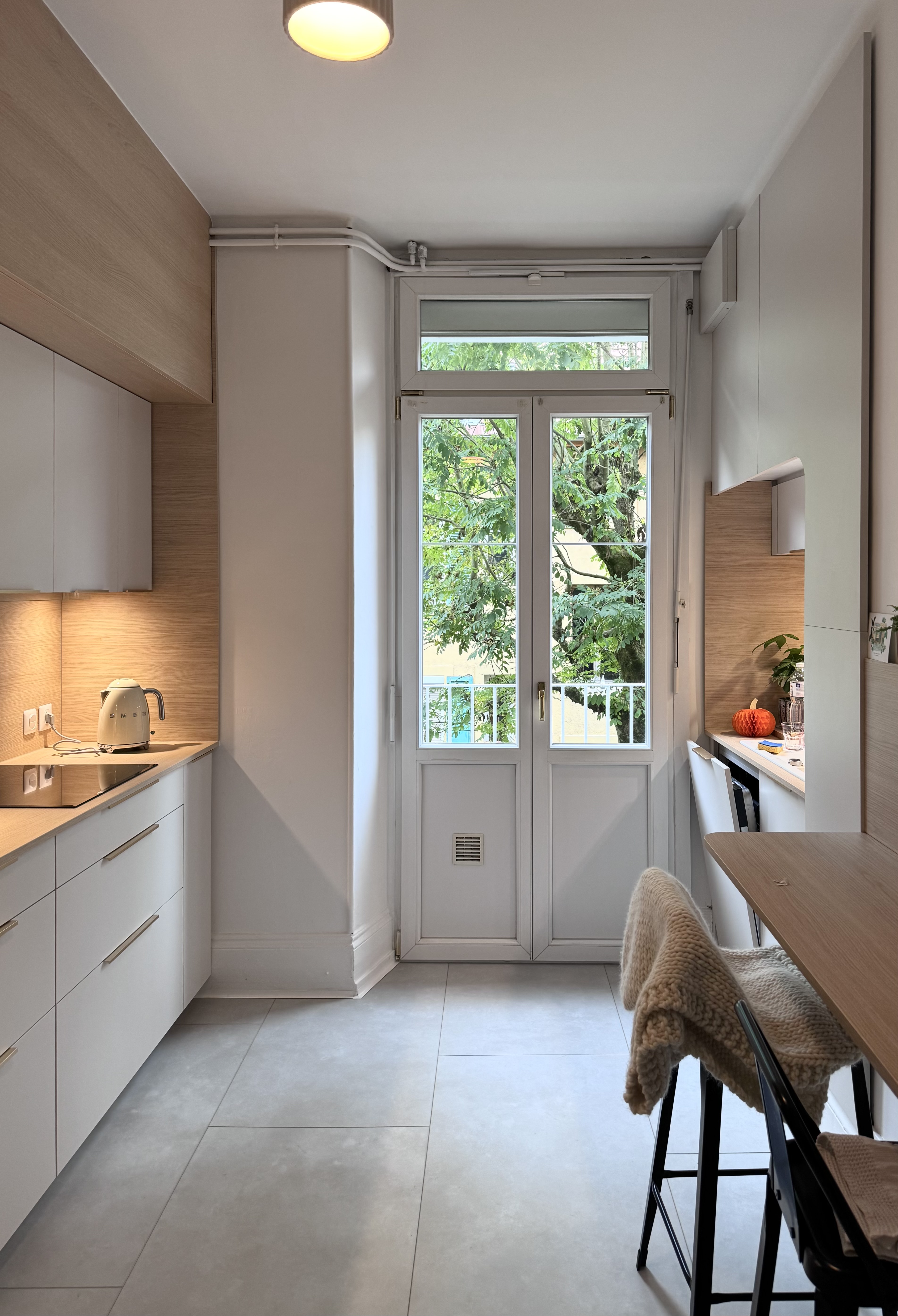 cuisine-blanche-bois-cannage-sur-mesure-perene-belfort-3