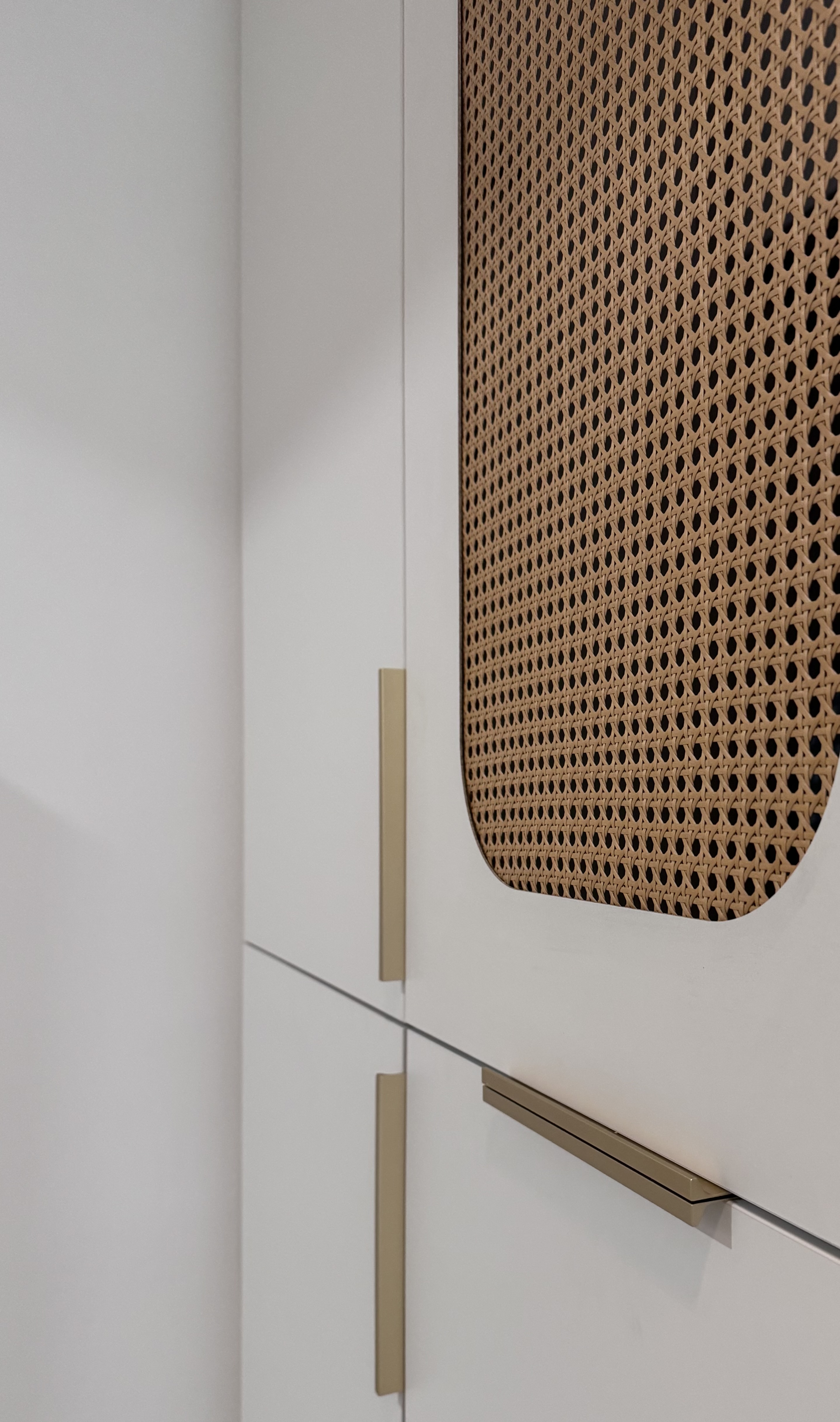 cuisine-blanche-bois-cannage-sur-mesure-perene-belfort-2