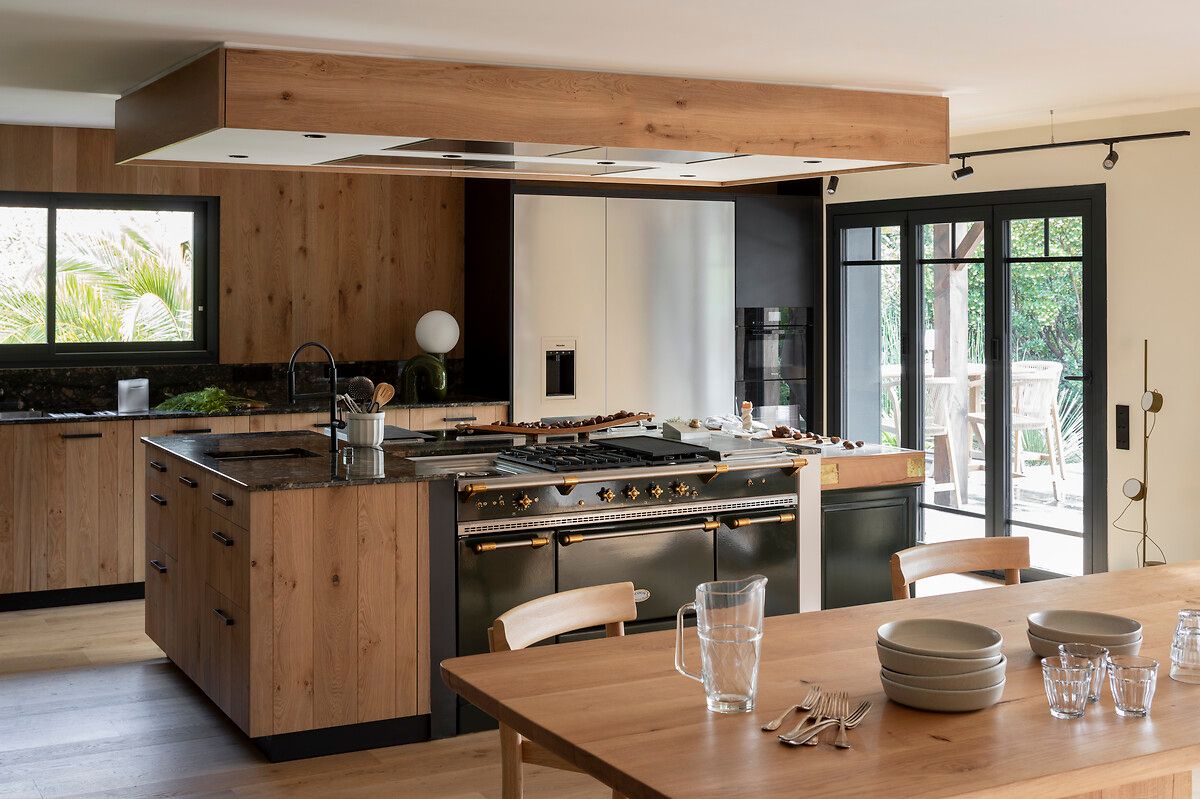 Cuisine-verte-bois-ouverte-salle-a-manger-Perene-Paris7