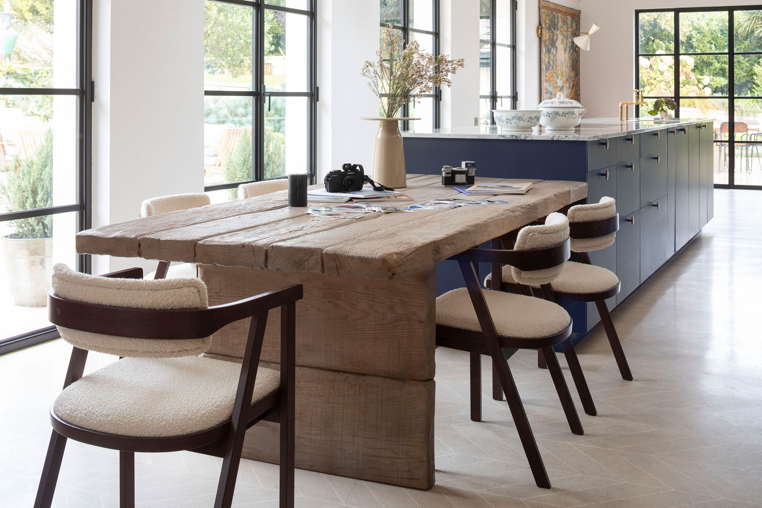 cuisine-bleue-style-campagne-table-en-bois-perene-bordeaux-12