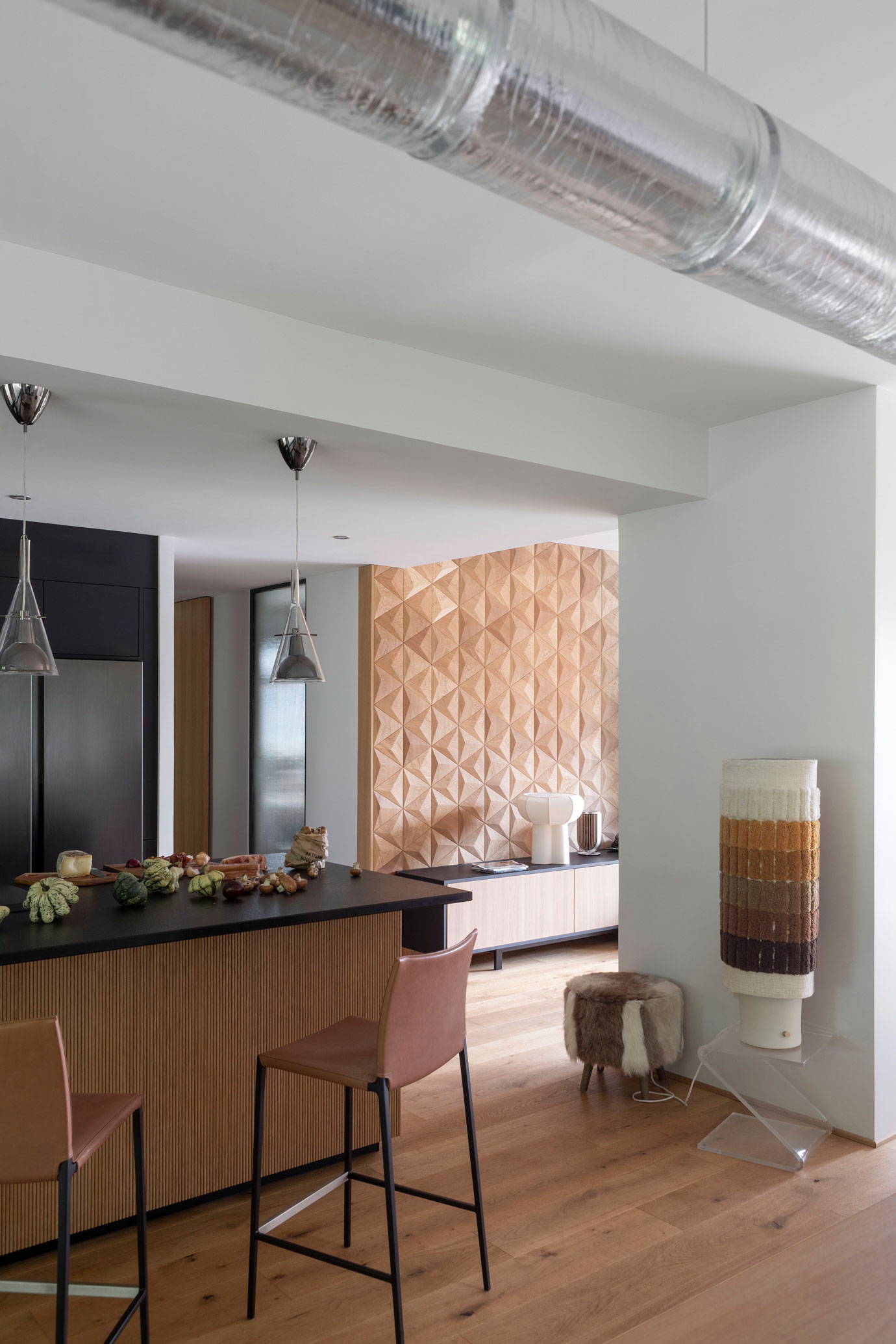 cuisine-noir-et-bois-avec-chien-perene-annecy-1