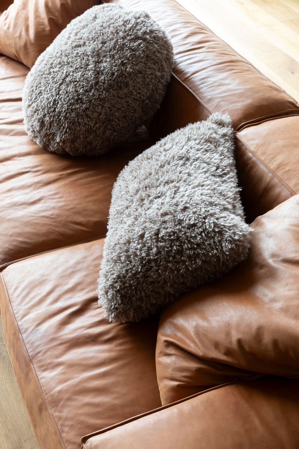 Décoration-moderne-chaleureuse-coussin-canape-cuir-Perene