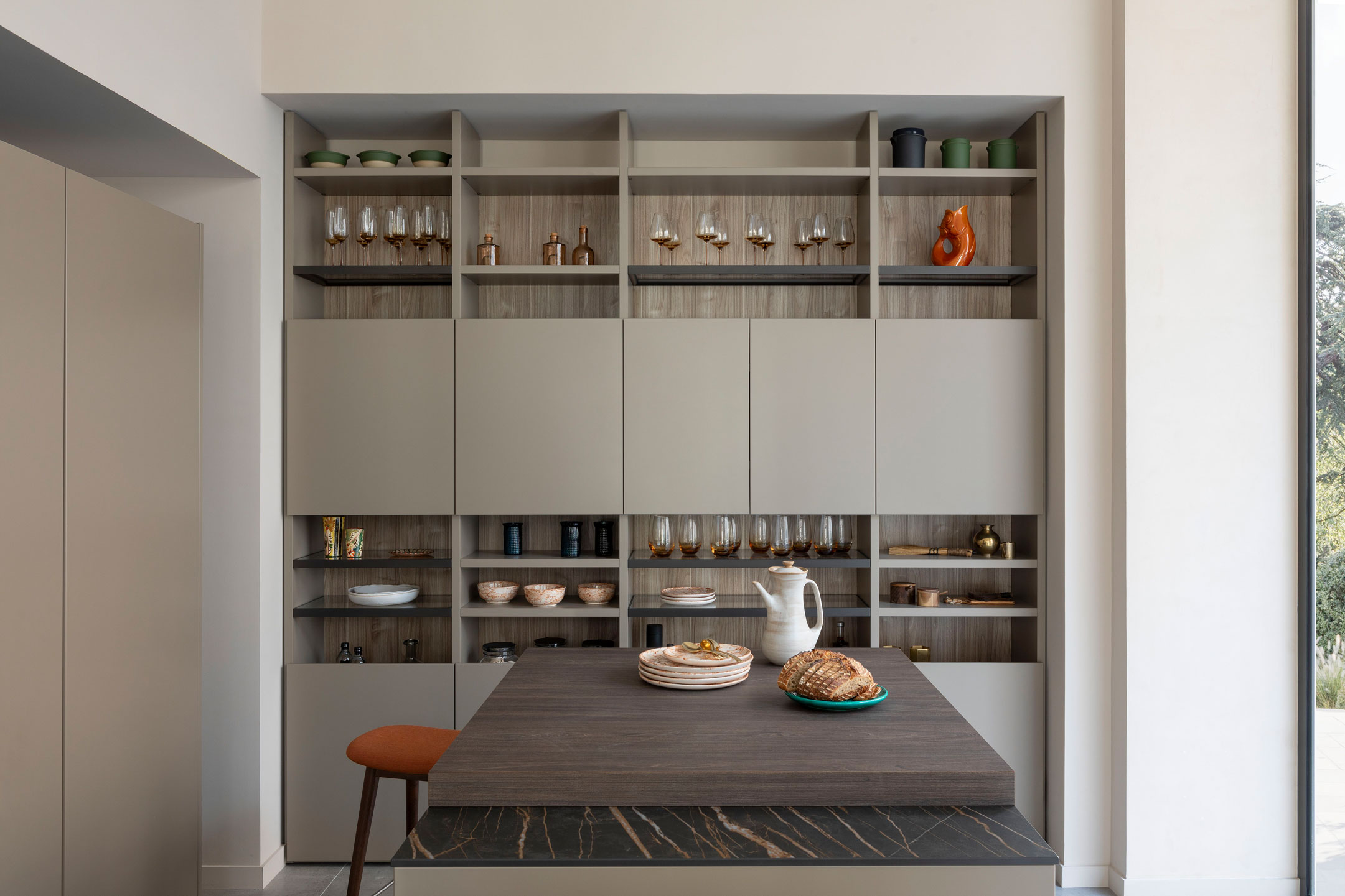 cuisine-architecte-avec-des-etageres-ilot-central-perene-dijon