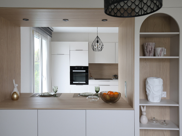 Cuisine-sur-mesure-beige-et-bois-perenebelfort