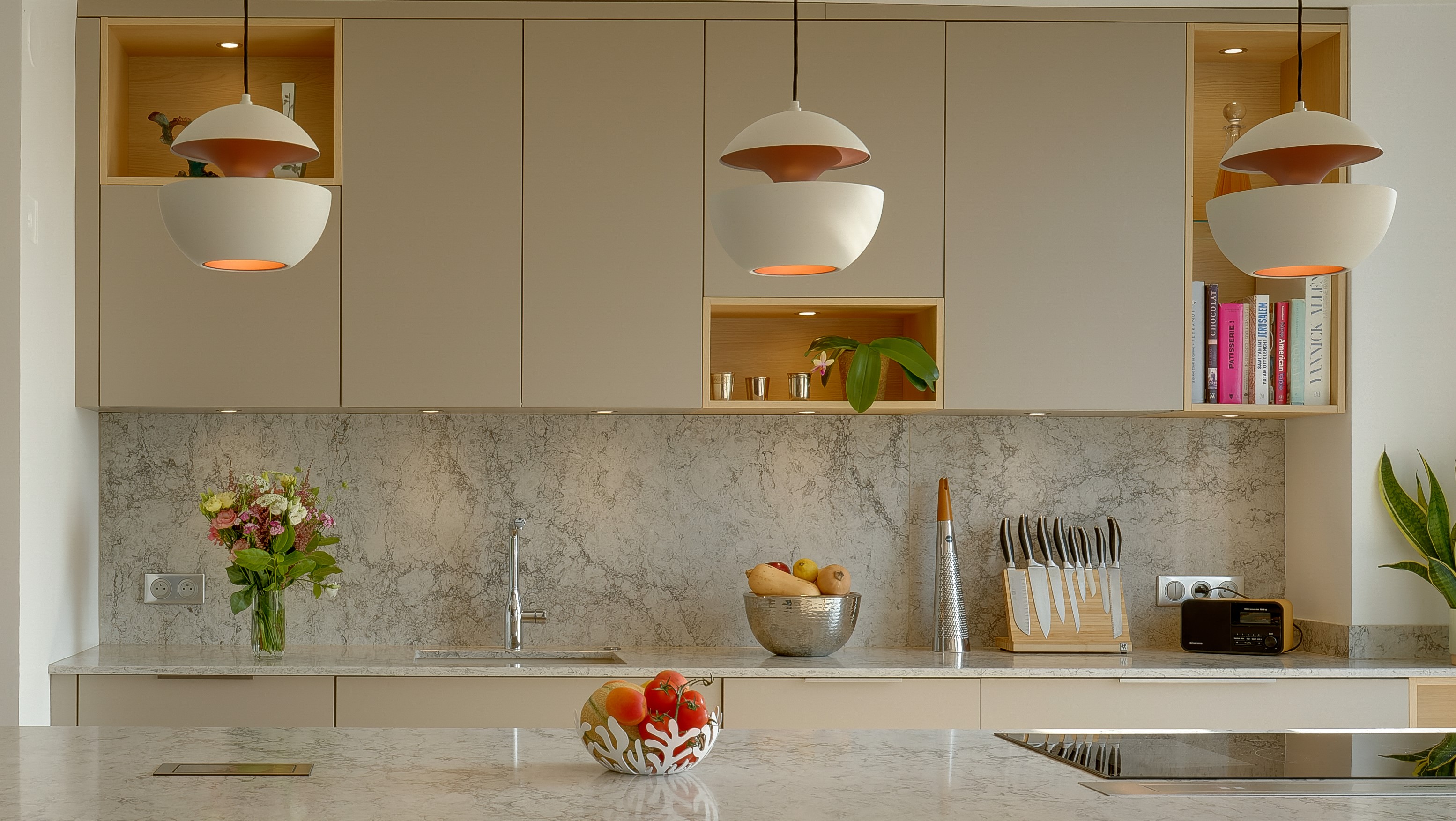 Cuisine-ouverte-lumineuse-elegante-perene-anglet