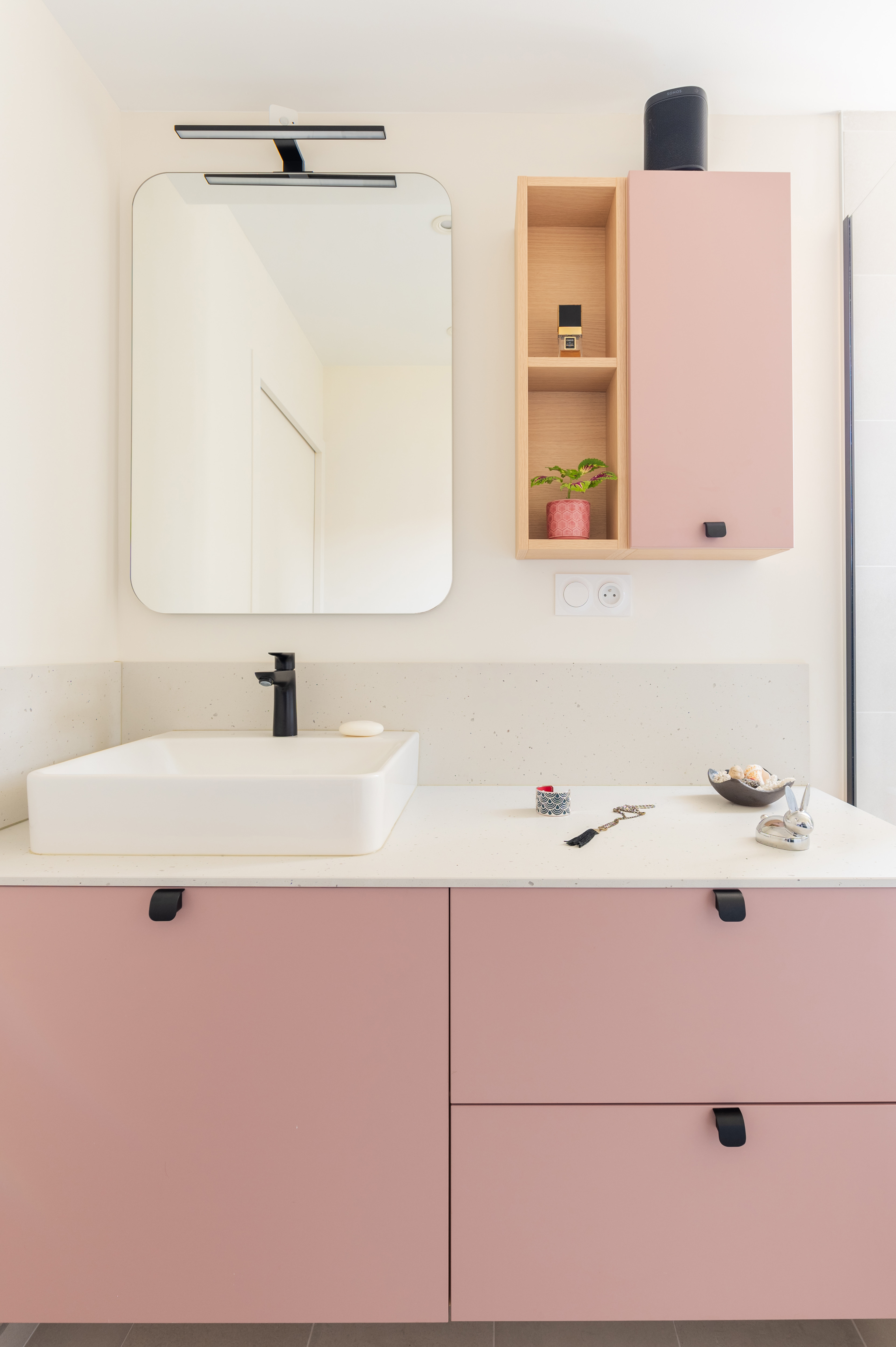 Meuble-de-salle-de-bain-rose-poudre-perene-anglet