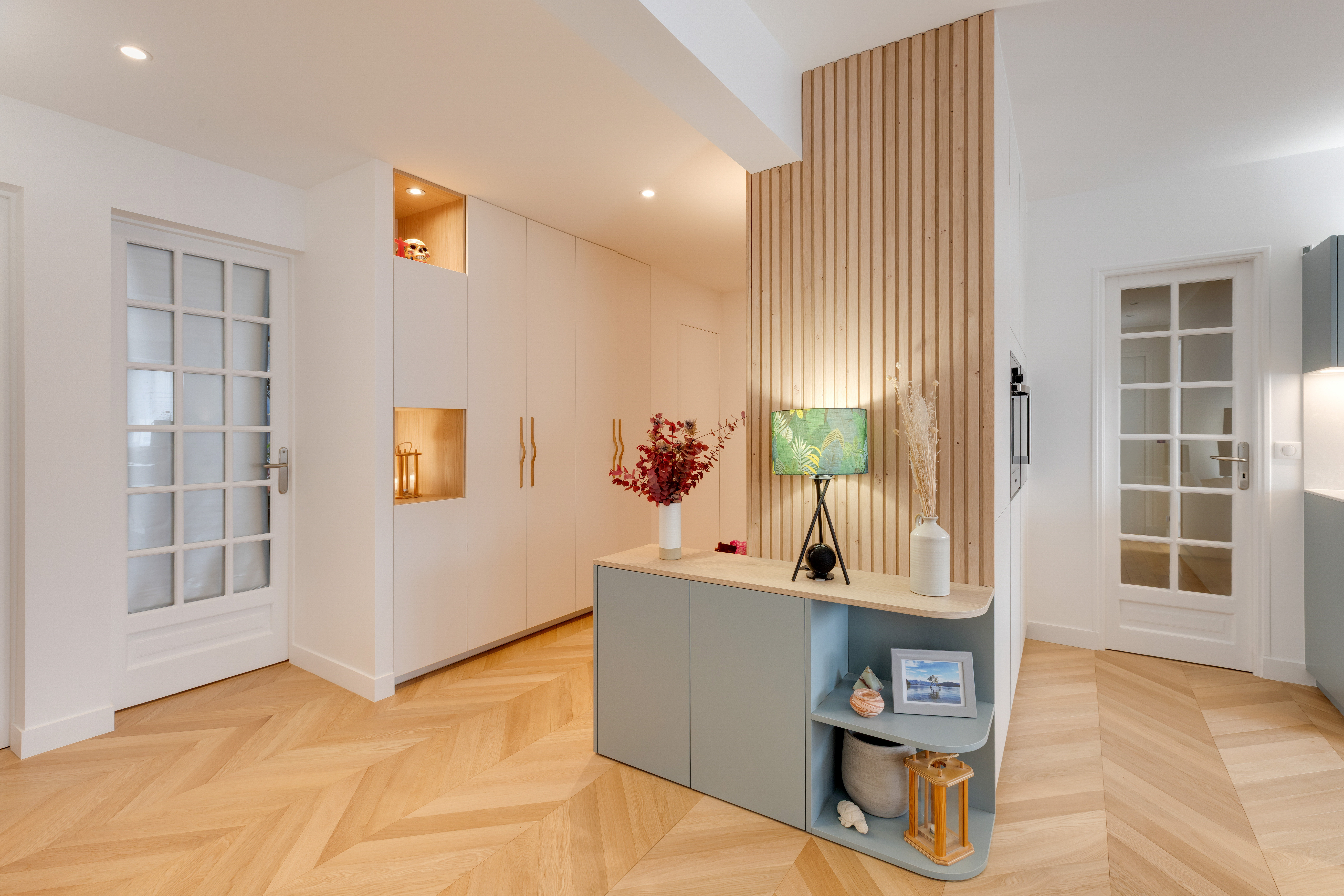 agencement sur mesure.séparation d’espace semi-ouverte.rangements intégrés.harmonie des matériaux.ambiance naturelle bois clair.luminaires suspendus design.continuité visuel (2)