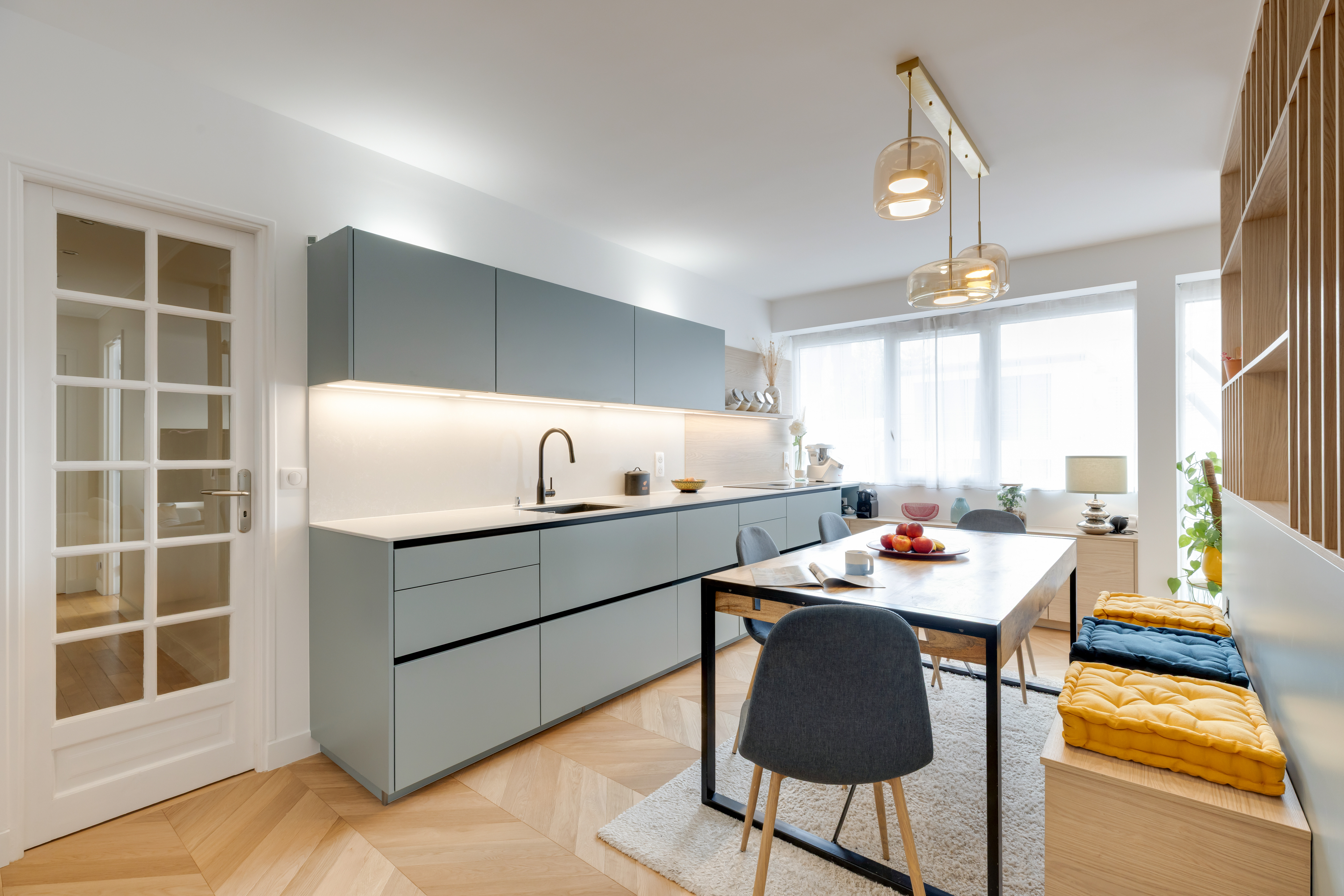 agencement sur mesure.séparation d’espace semi-ouverte.rangements intégrés.harmonie des matériaux.ambiance naturelle bois clair.luminaires suspendus design.continuité visuel (3)