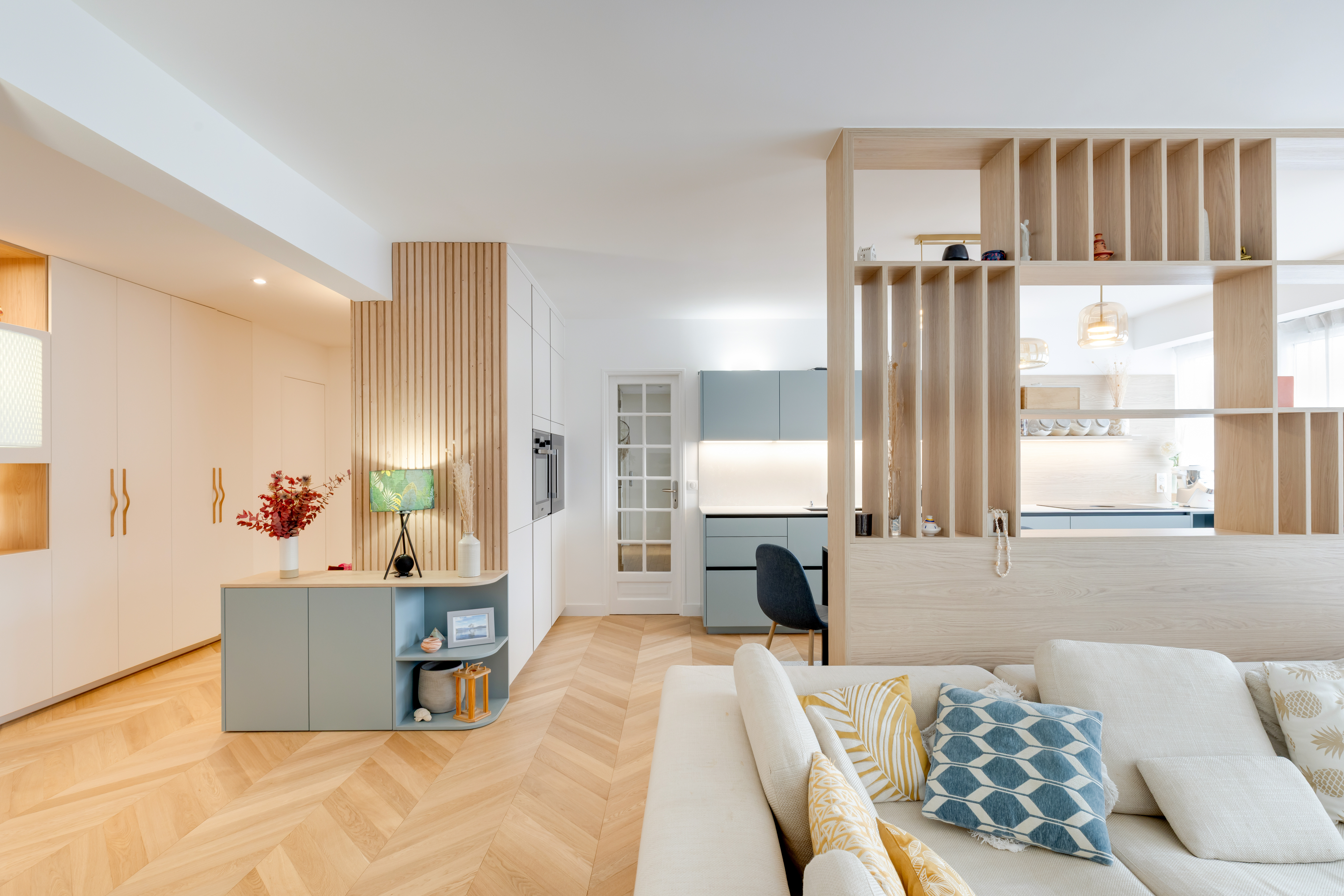 rénovation.appartement.moderne.aménagement.intérieur.contemporain.agencement.entrée.ouverte.mobilier.sur_.mesure.cuisine.ouverte.design.décoration.scandinave.ambiance.chaleur (4)