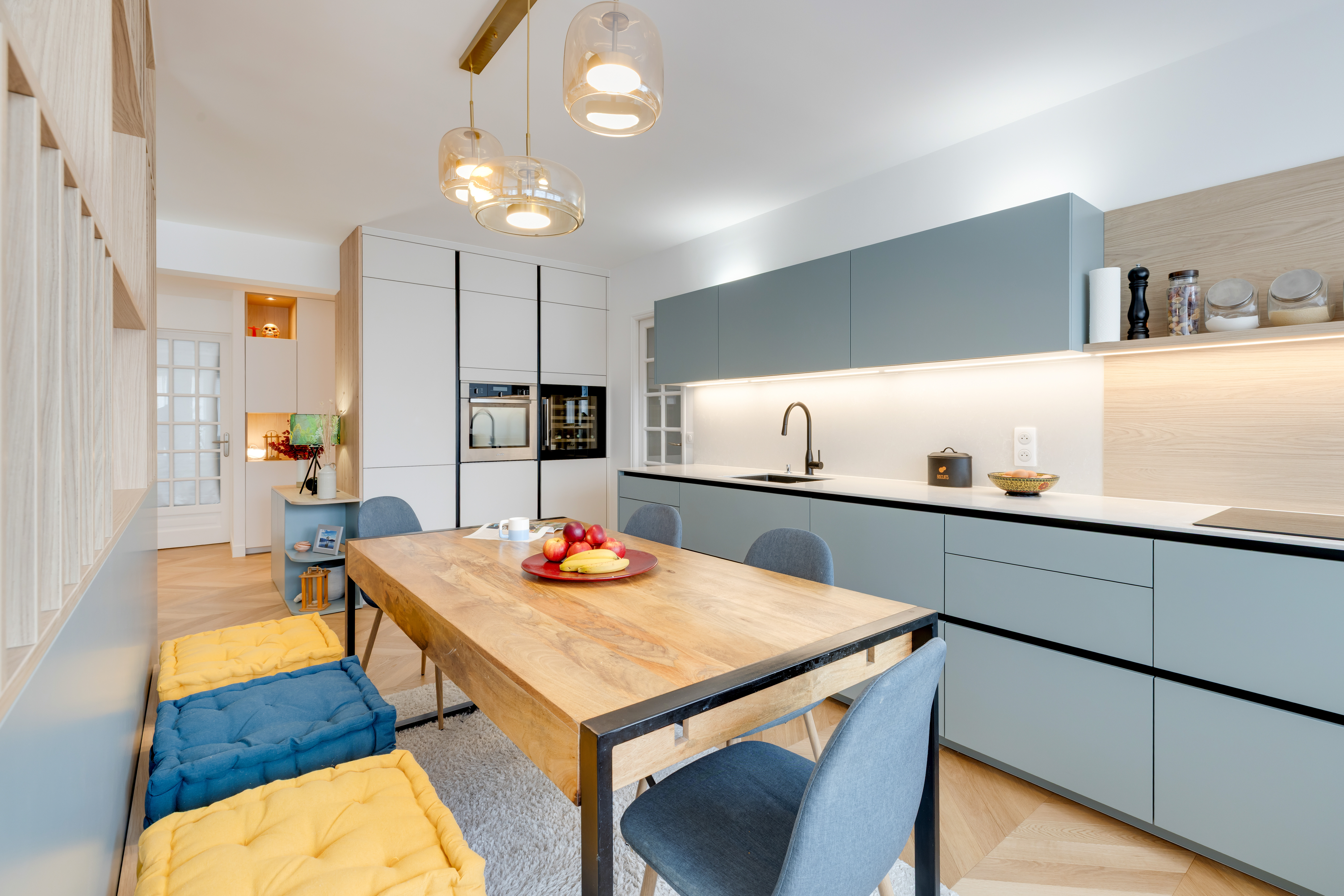 rénovation complète appartement Boulogne-Billancourt.entrée avec banc de rangement intégré.cloison bois ajourée sur mesure.cuisine design avec ilot central.mobilier intégré 