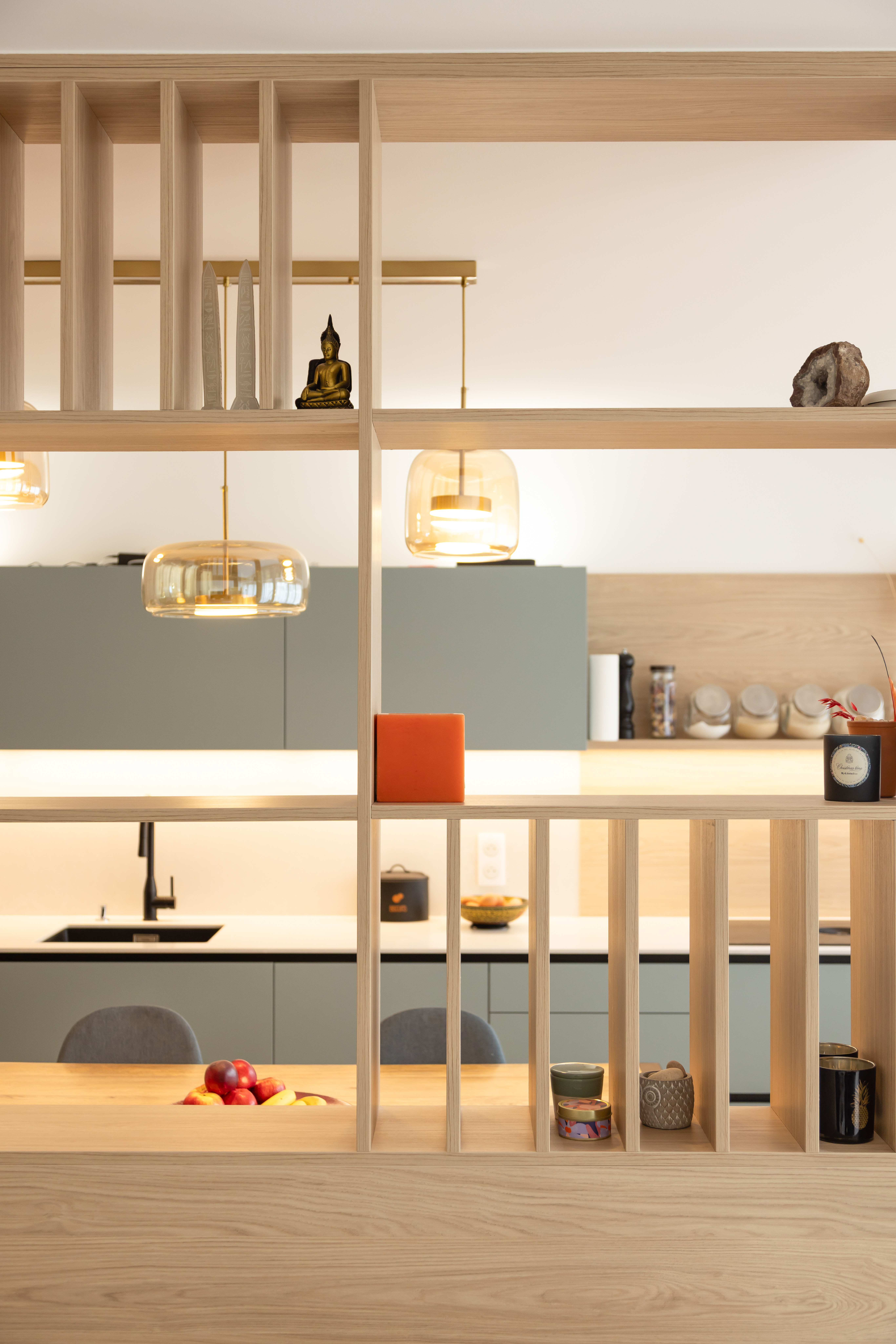 rénovation complète appartement Boulogne-Billancourt.entrée avec banc de rangement intégré.cloison bois ajourée sur mesure.cuisine design avec ilot central.mobilier intégré  (4)