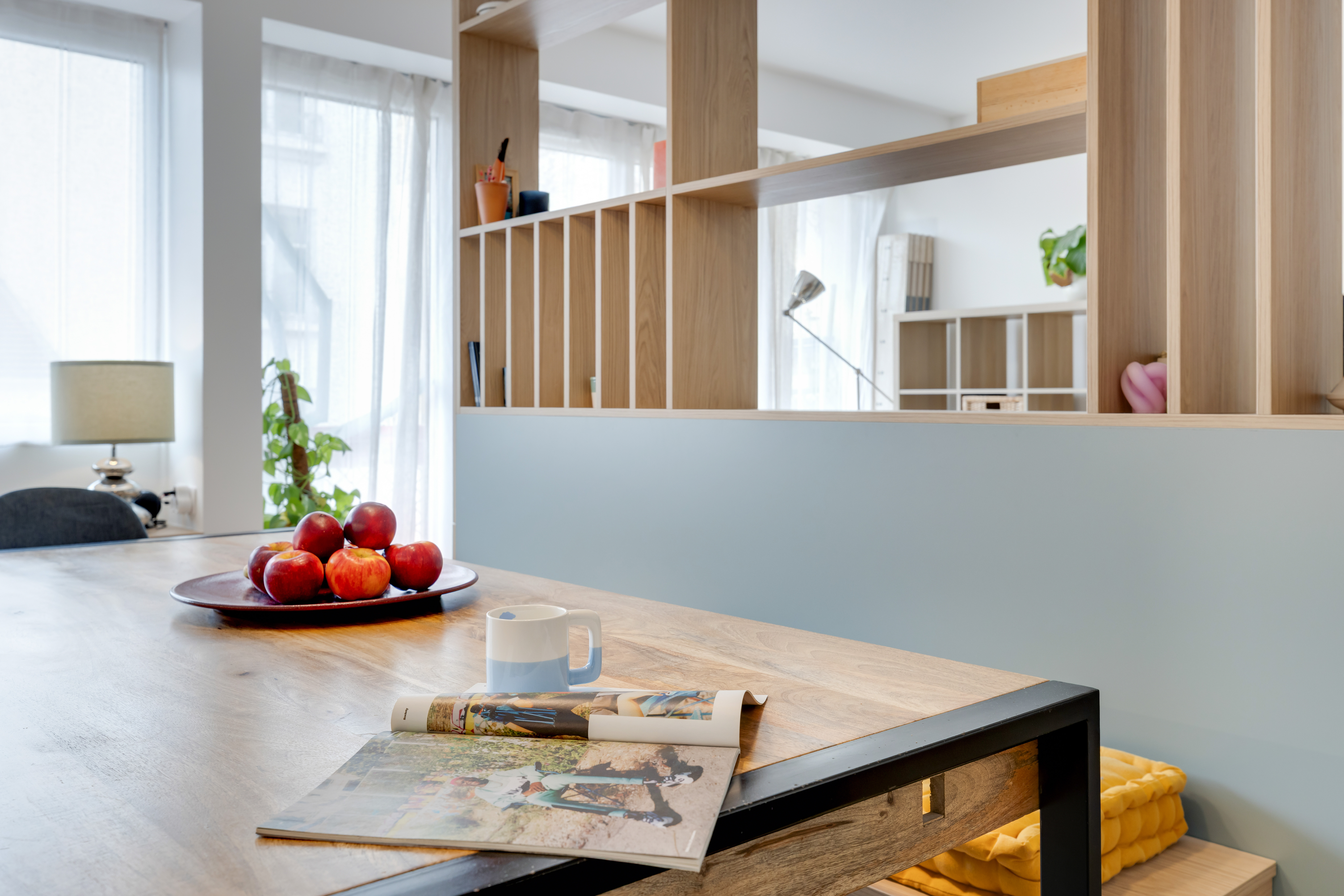 agencement sur mesure.séparation d’espace semi-ouverte.rangements intégrés.harmonie des matériaux.ambiance naturelle bois clair.luminaires suspendus design.continuité visuel (6)