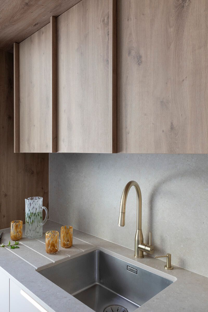 Rangements-Robinetterie-bois-chene-laiton-Perene