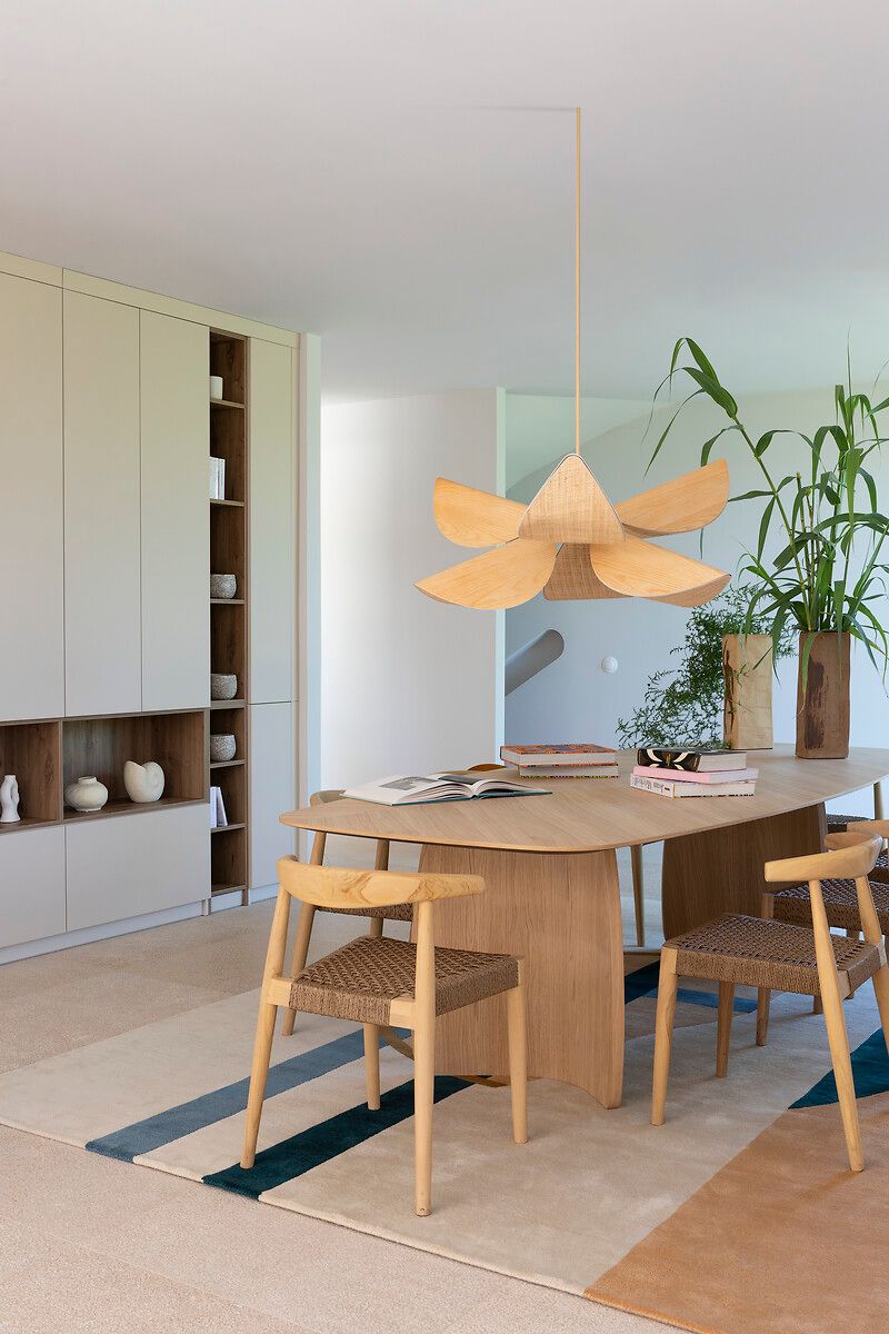 Salle-a-manger-lumineuse-minimaliste-design-sur-mesure-Perene