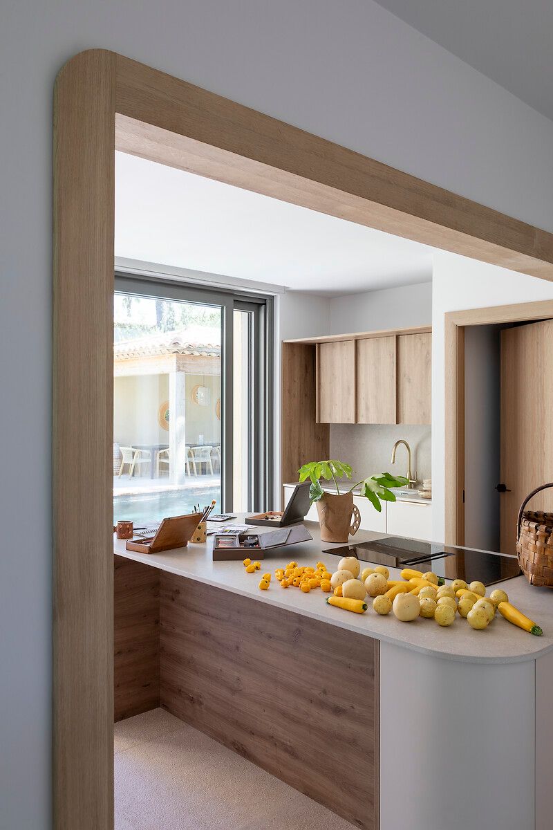 Ilot-central-ceramique-blanche-Bois-chene-Perene