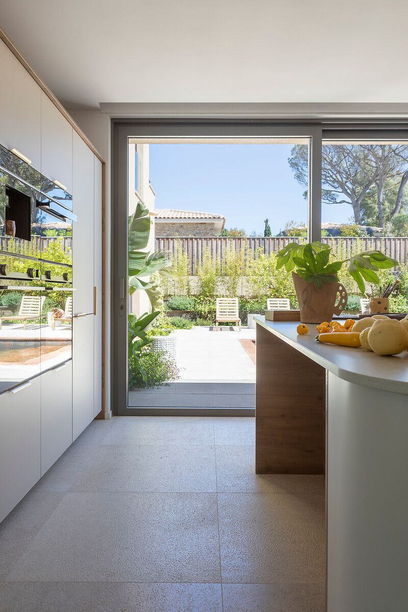 equipements-cuisine-lumineuse-ilot-central-Perene