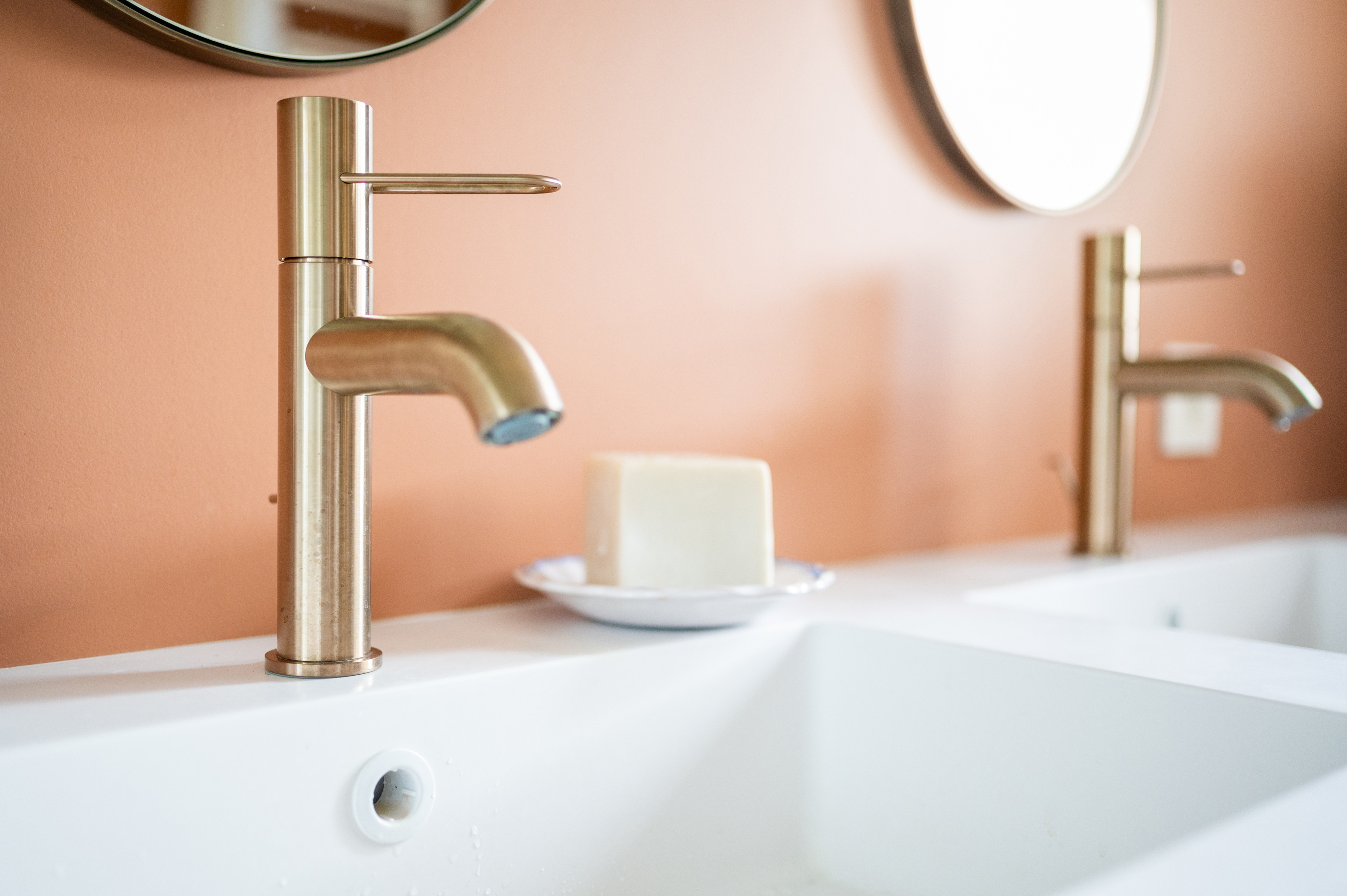 Detail-robinet-salle-de-bain-perene-artigues