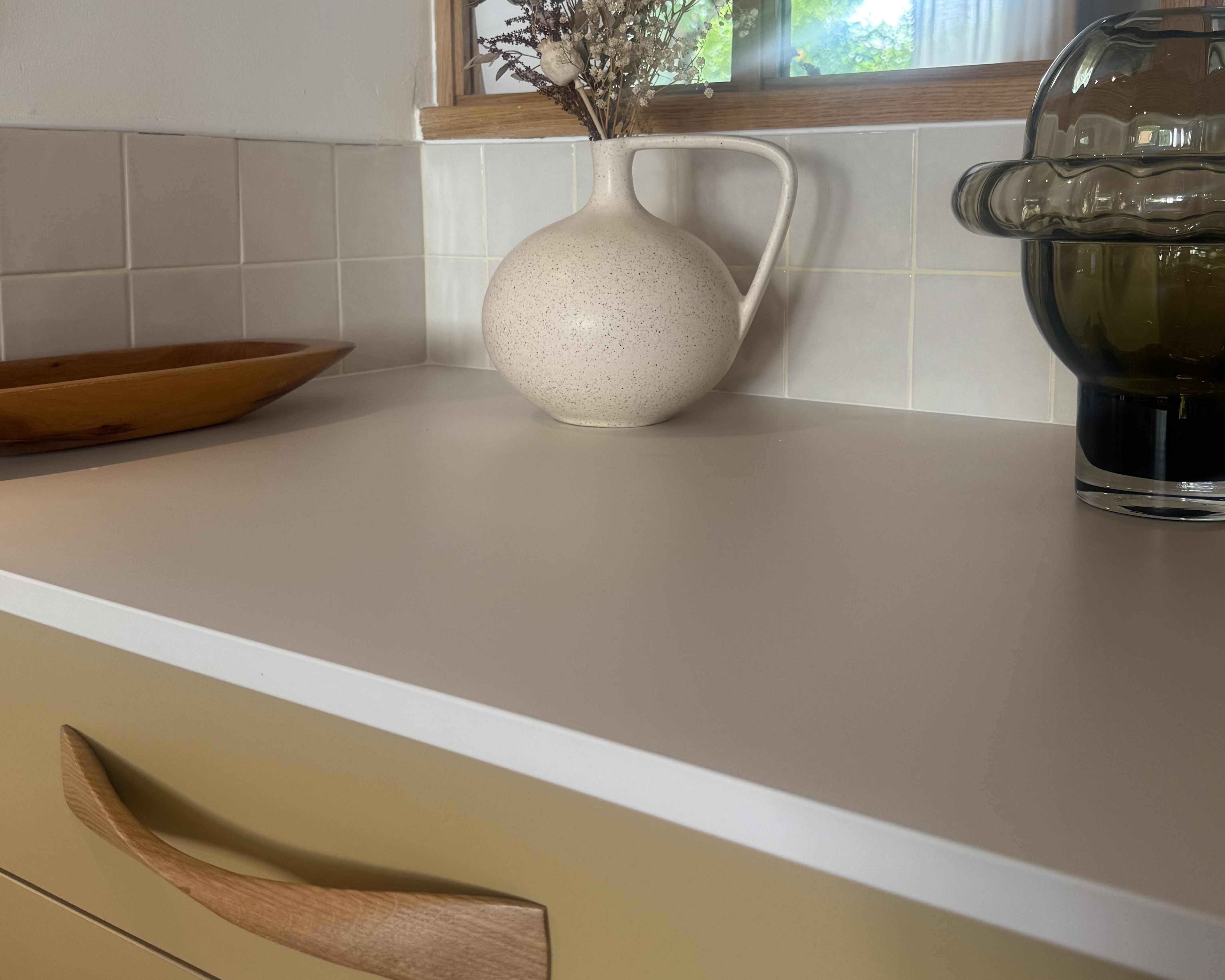 Cuisine-authentique-poignées-bois-plan-de-travail-stratifié-matériau-de-qualité